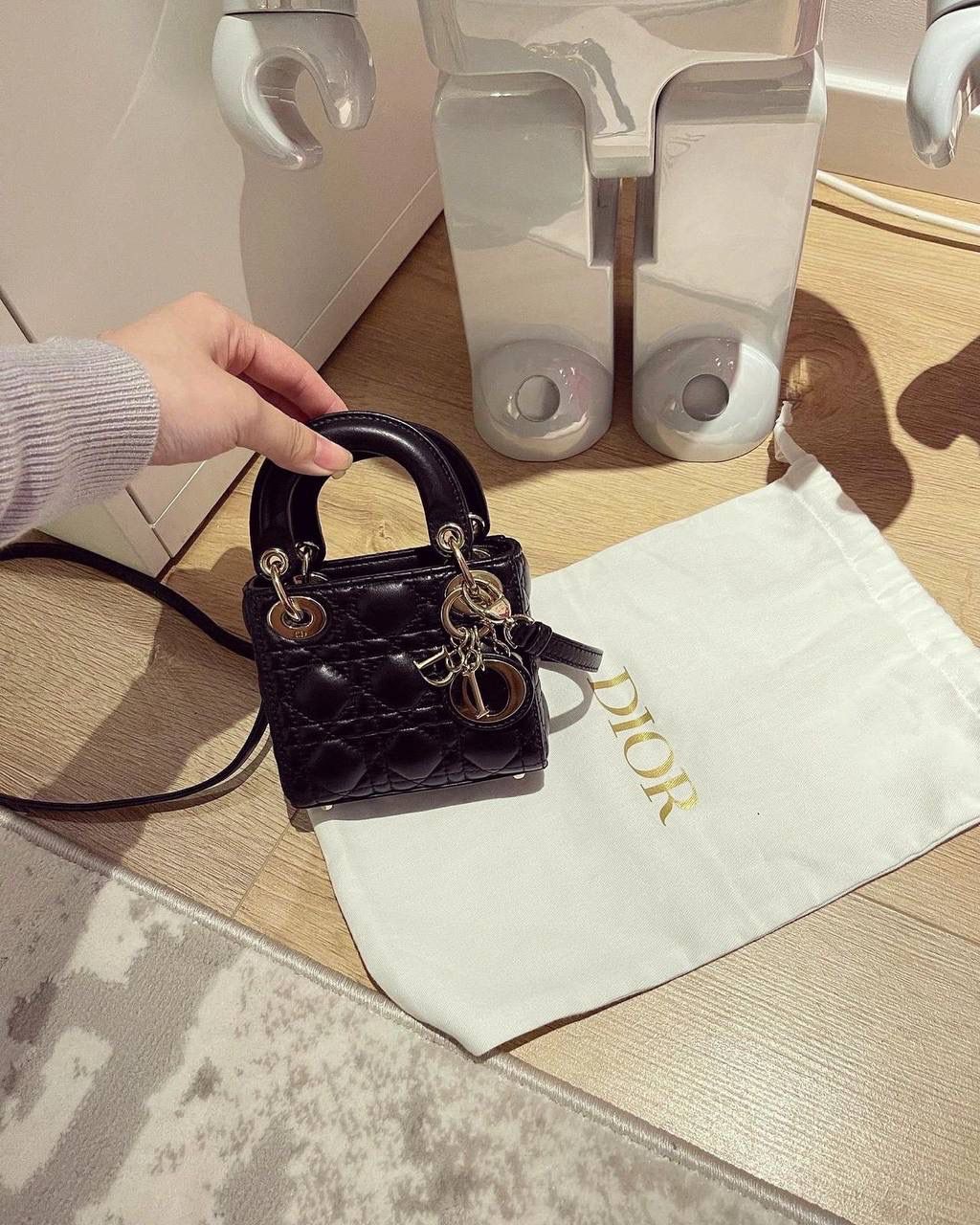 🈶羊皮小鸡黄 𝗗𝗜𝗢𝗥 𝗺𝗶𝗰𝗿𝗼 𝗹𝗮𝗱𝘆 𝗯𝗮𝗴 火爆全网的最新超mini系列 天阿噜！小小只，简直太太太太可爱了！ 精致到巴掌大小，无敌治愈我这颗少女的心啊！！ size：12×10×5cm