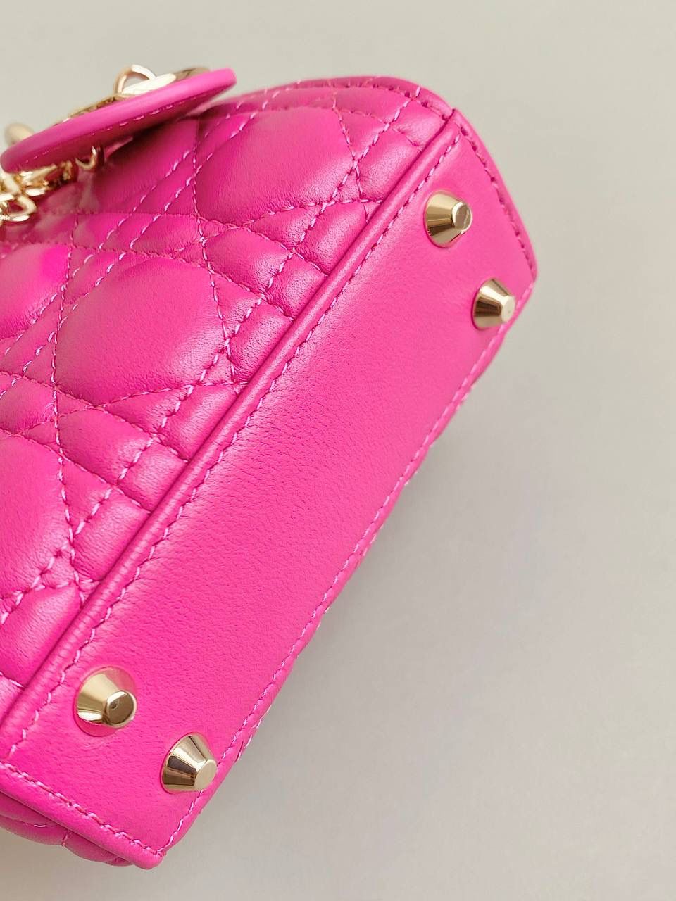 🈶火龙果超迷你 𝗗𝗜𝗢𝗥 𝗺𝗶𝗰𝗿𝗼 𝗹𝗮𝗱𝘆 𝗯𝗮𝗴23新色 谁能拒绝这只刚出的夏日限定色啊 官网叫拉尼粉，粉紫调这不就是火龙果？ 超炫的视觉冲击，衬的人非常显白 迷幻又很甜的多巴胺色彩，今年夏天冲 🩷🩷 size：12×10×5cm