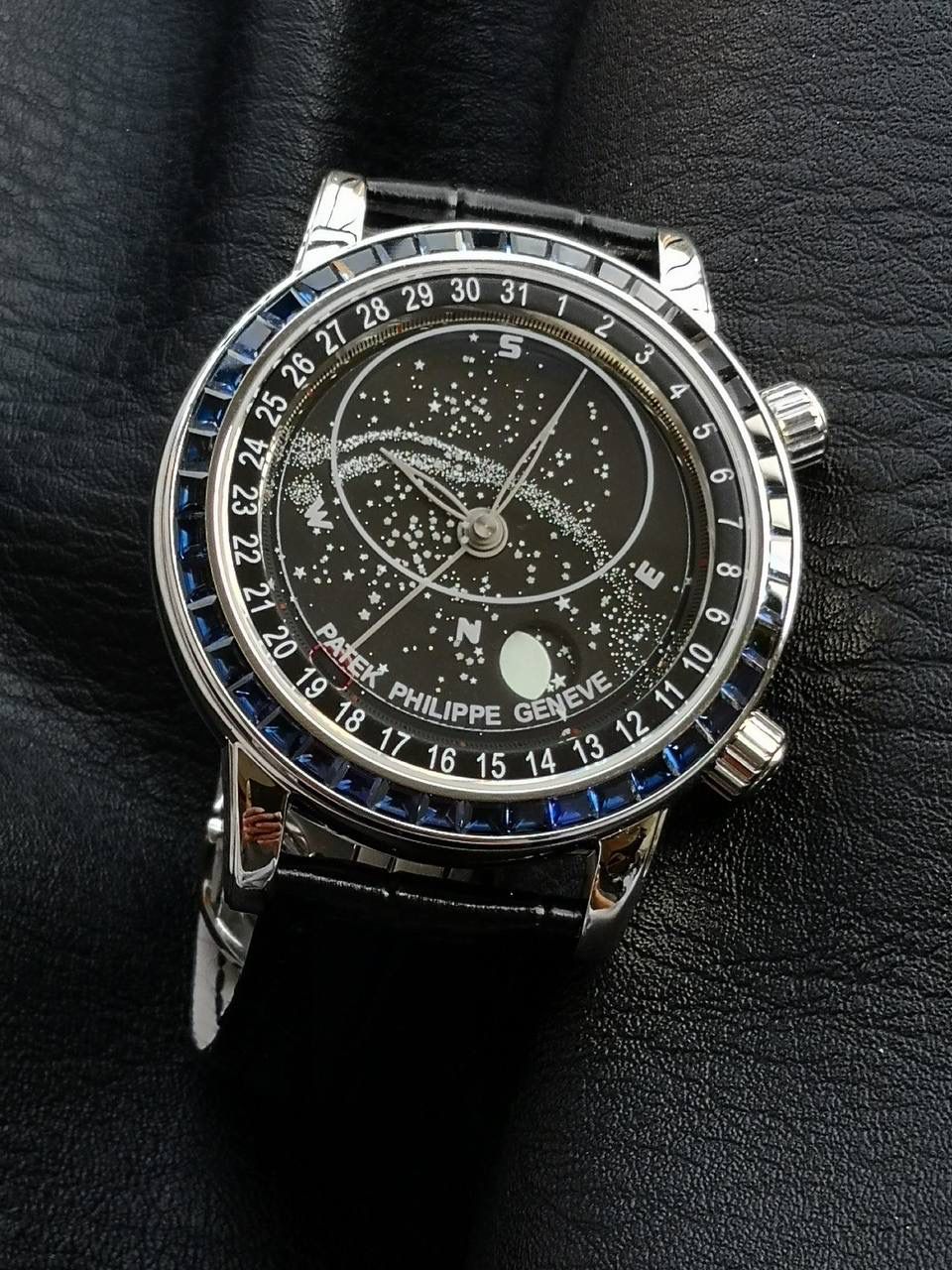 百达翡丽PP-6104G 日内瓦苍穹系列 市场顶级复刻神作震撼来袭！ 搭载原装进口miyota全自动机械机芯改制Cla.240机芯，搭配原装珍珠18K金自动锤，走时精准稳定，性能媲美正品；表圈镶嵌45颗璀璨宝石，表扣点缀28颗珍稀晶石，光影流转间尽显奢华质感；微拱形防眩目处理表镜，折射效果立体通透，让表盘细节清晰可见，质感再升一级💯💯