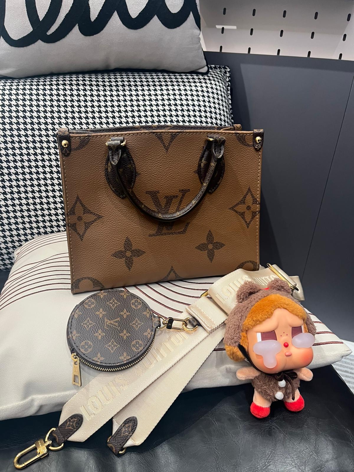 未使用品 Lv On The Go PM M46373 Monogram Reverse 100%Authentic, Unised ✅Coin purse ✅nfc✅dust bag ✅可調節肩帶✅box