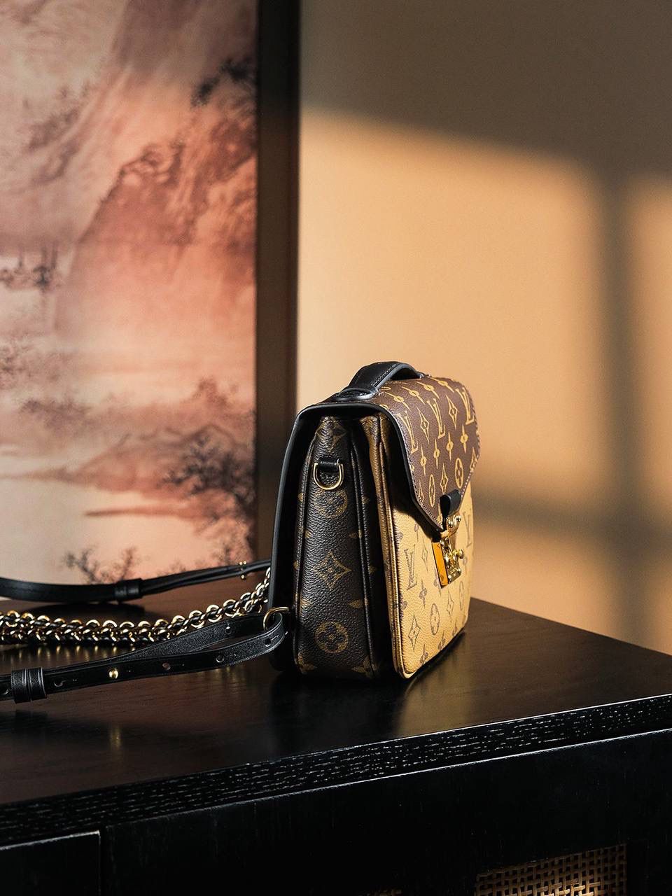 LV Pochette Metis Backpack 🎒✨ 芯片版 · 菱形跳动码 📏 尺寸：17 × 7 × 20 cm 🔩 厚镀纯钢五金 👜 法国原厂皮面料（芯片版） Pochette Metis 做成双肩包设计，真的很特别又好看 💕 还是经典老花配色，耐用又耐看 ✨ 编织链条＋黑皮肩带，看起来更高级更有质感～ 肩带设计很灵活，可以双肩 / 单肩 / 斜挎，随心换风格 🥰