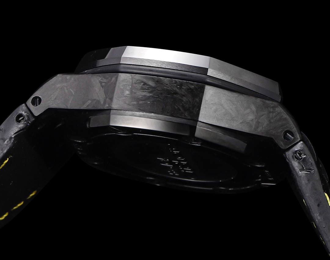 🚀皇家橡树离岸型26400/26238/26470系列正式登场！款式最全，做工最好的爱彼计时款腕表来了，有做工好的顶级货😍💯廉价的小厂货就别去考虑了！ 1，机芯采用12位小秒的定制版3126计时机芯，完美还原原版所有功能。经过精密打磨，大大加强了其稳定性。 2，其中碳纤维系列表壳采用全新碳纤维复合材料——「Carbon TPT® B.4」打造，这种高科技材料比常规 Carbon TPT® 密度提高4%，纤维硬度提升15%，树脂强度提升30%，材料结构经过各项异性优化，保持轻盈同时无比坚韧，提供迄今最强的抗冲击性能。 3，字面颜色均采用目前最先进电镀技术，非几年前的简单喷漆技术。每一个巧克力格纹装饰，通过CNC级别打磨，无限接近原版。 4，同步原版搭载微微活动头粒，胶带采用进口氟橡胶材质，皮带采用美洲鳄鱼皮材质，更加耐磨耐造。