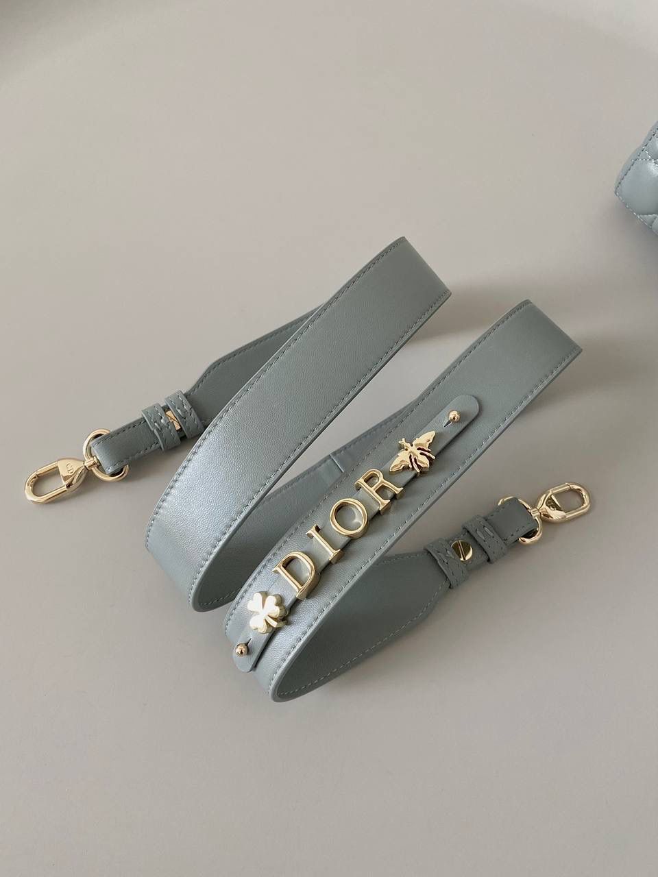 🈶岩石灰 𝗗𝗜𝗢𝗥 𝗟𝗮𝗱𝘆羊皮四格金扣 戴妃作为经典的代表，怎么买怎么对 特别手拎时会显得整个人非常温柔优雅 四格尺寸比三格更大气稳重，不后悔系列 我一直都推荐女生一定要有一只经典款 每个颜色都很好看，完全不需太纠结 进口原厂羊皮➕全钢五金，终极版 （配6个五金图案 全套包装） 20×16.5×8cm 4123m