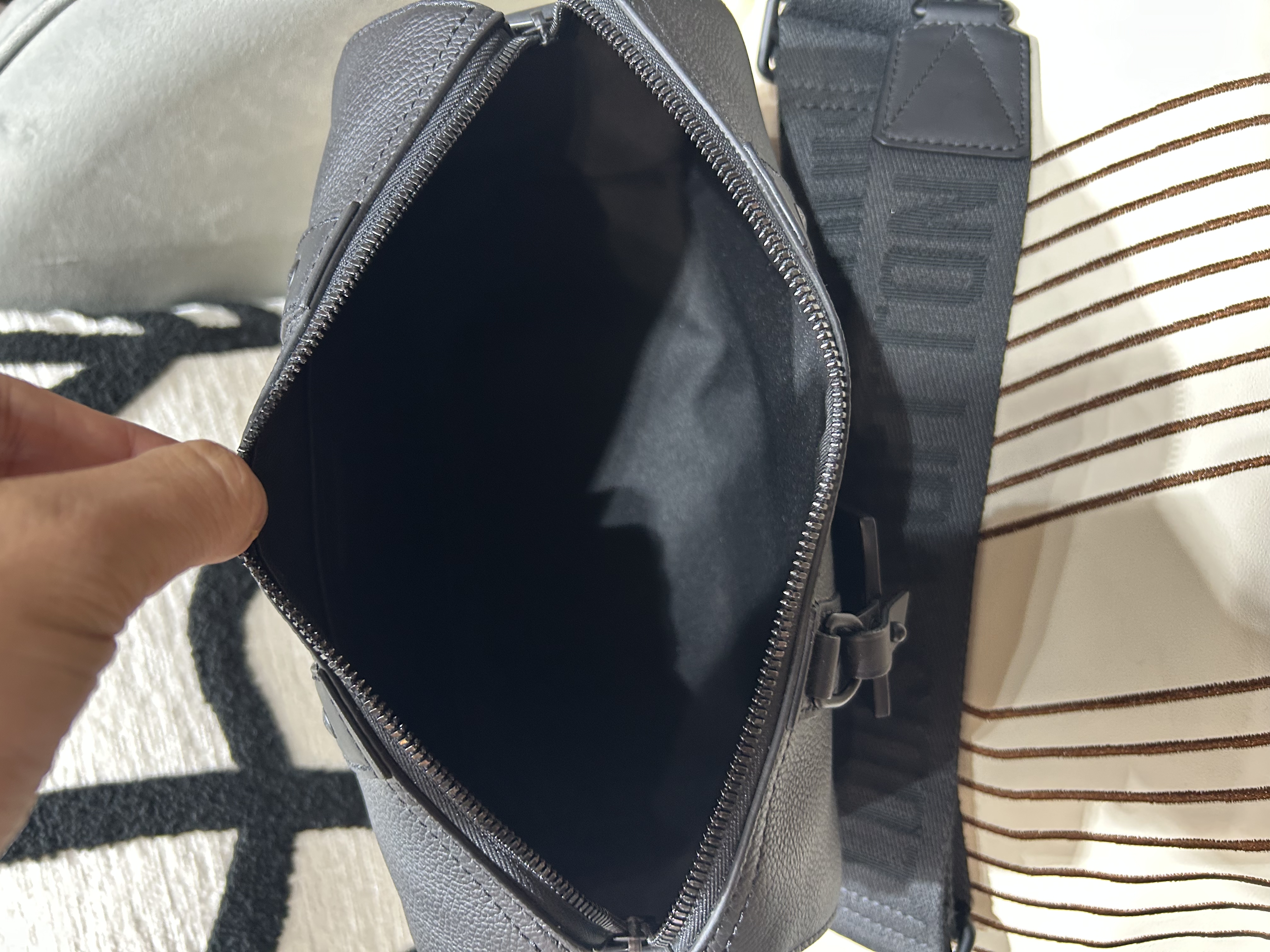 Lv city keepall M59255 黑色Aerogram粒面小牛皮 100%Authentic ,98%new ✅NFC✅dust bag✅盒