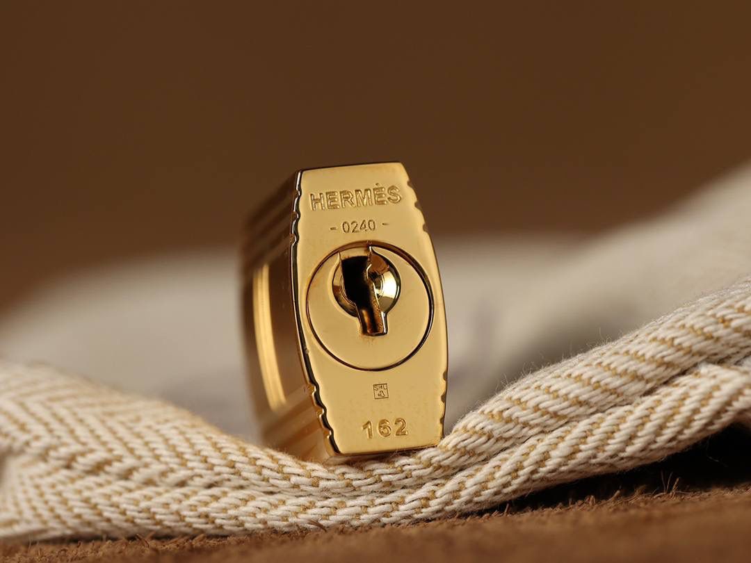 Hermes 爱马仕 Birkin25cm 大象灰金扣👜✨ Birkin 独家渠道货 独家欧洲原厂皮原厂五金组装的ZP尾单货 尺寸：20 X 25 X 13CM Birkin我们采用的是进口原厂Togo真皮，什么是Togo皮呢？ Togo皮：最经典的Birkin用皮。表面是均匀的颗粒状，类似荔枝纹，有光泽。皮质较硬，容易保持包包的形状，相对较轻，触感比较柔软，耐磨耐用； 我们用的是纯原、原厂皮就是和原版专柜一样的皮！