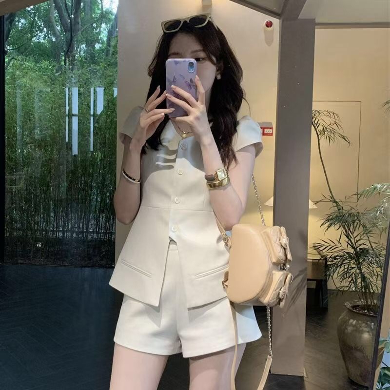 B454(17062) 韩版气质优雅小香风下摆开角上衣与短裤杏套装