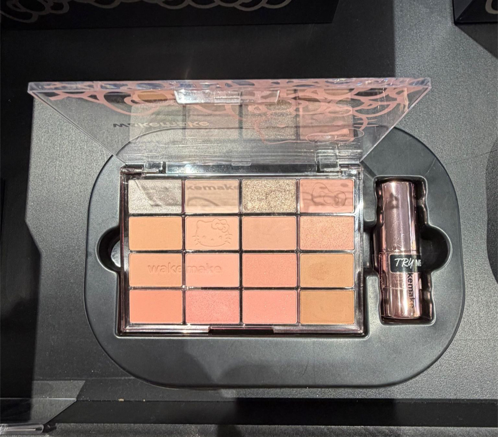 （約5月頭到貨）🇰🇷韓國人氣 WAKEMAKE x Hello Kitty 黑色限定版聯名組合 Lip & Eye Kit 聯名限量禮盒（16色眼影盤 + 潤唇膏連Kitty袋）💕