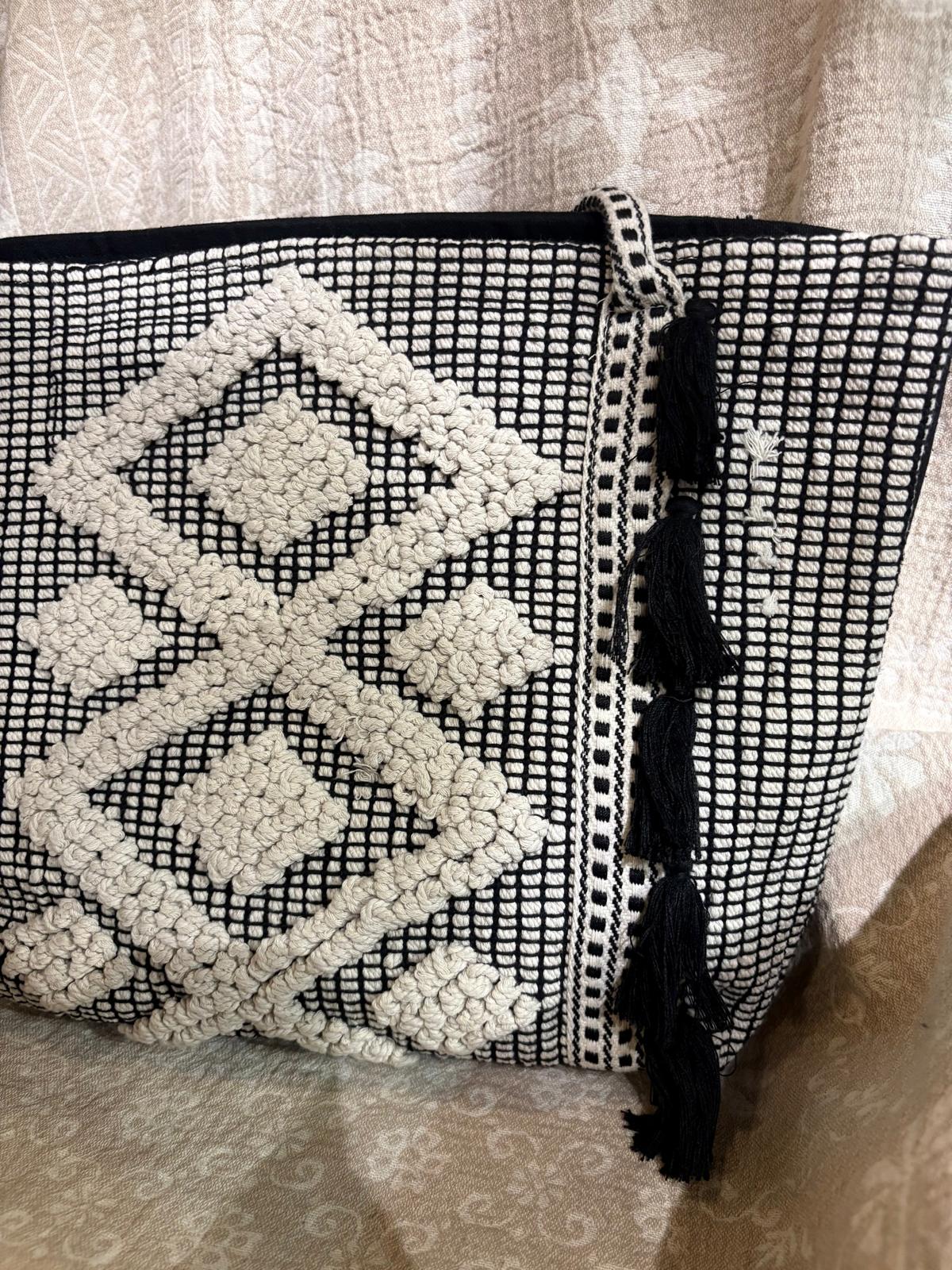 印度製造 - 黑白色格仔紋蘇蘇刺繡袋