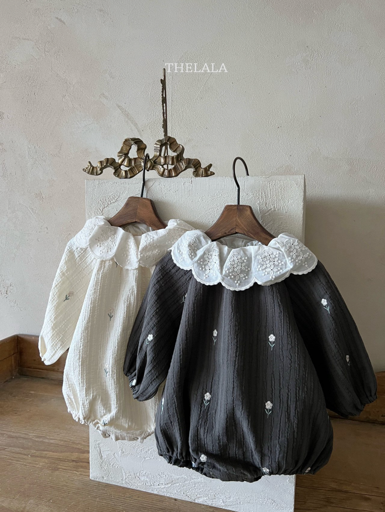 🌸預訂 韓國直送🌸🇰🇷THELALA兩色花卉刺繡蕾絲花瓣翻領長袖包屁衣