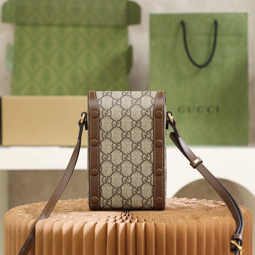 马衔扣 𝟭𝟵𝟱𝟱系列手机包 原厂皮/纯铜五金 ❤️ ☞型号：625615 尺寸：11.5*17*4cm 这款马衔扣标志的手机包，真是一见钟情，相见恨晚的知音，复古气息十足，老花本身就很百搭吸眼球，搭配复古的棕色皮料设计，大家非常喜爱的马蹄扣设计，分分钟想让人入手的冲动，可爱的造型，容纳量非常的高，日常出门的必备神器，颜值担当，不只装下可爱，男女都可共同，爱了！🤩🤟🏻