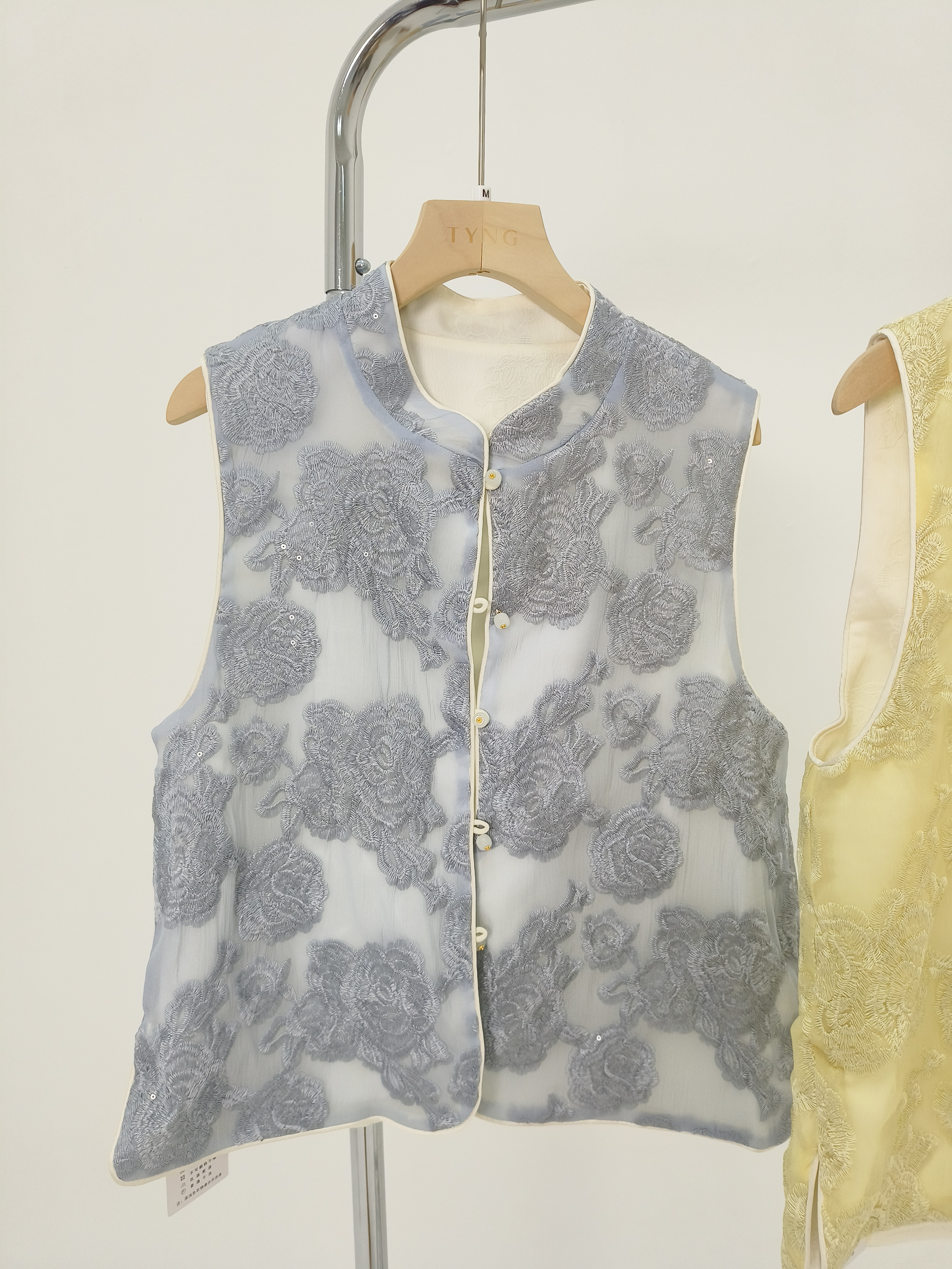 精致刺绣提花亮片马甲