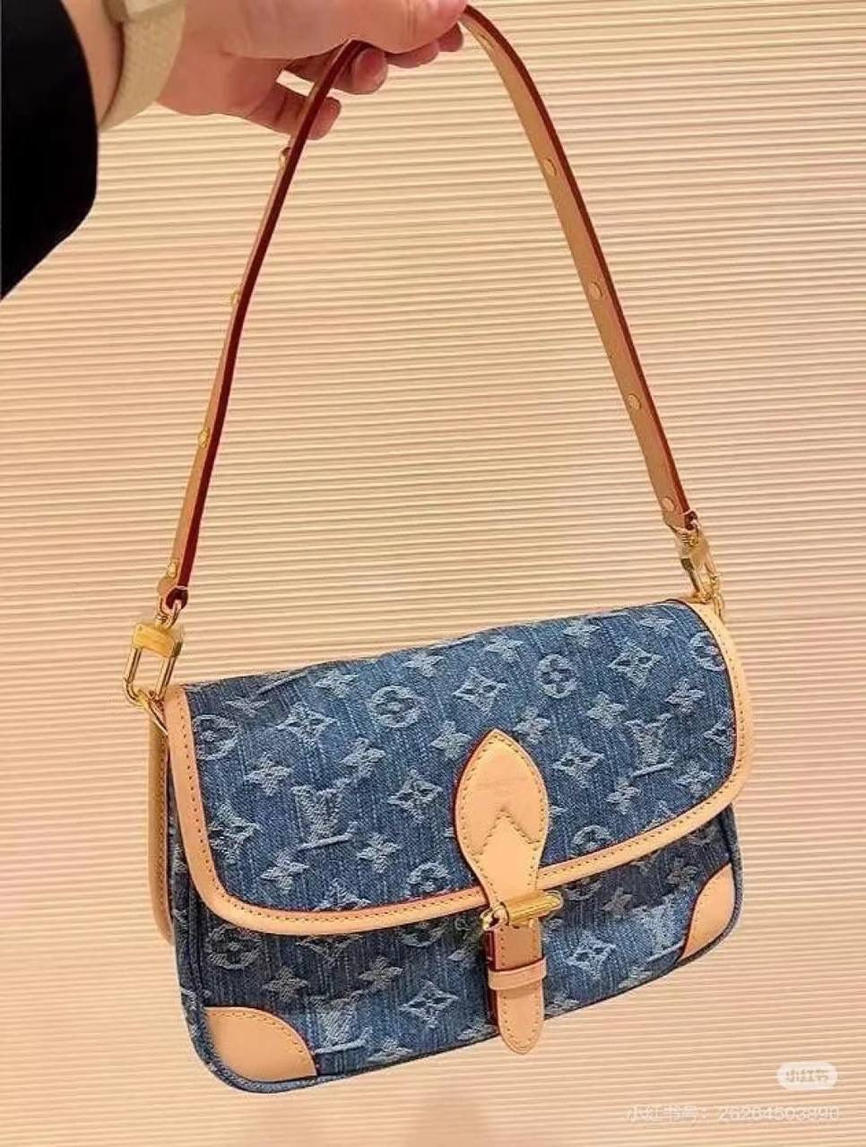 路易威登家超火的Diane法棍包👜✨ 最近换新皮肤了，牛仔丹宁的配色，太美太喜欢了～ 丹宁牛仔的材质超级轻便超级好凹造型，浅色牛仔搭配进口变色皮看起来特别舒服 上身高级感拉满！太好看了～果然能打败1V的，只有1V自己 Diane有多火就不用多说了，没想到今年居然乘胜追击，这款在还在预售的时候，已经被很多女生盯上了！丹宁帆布提花材质还是很绝的😍💕 尺寸：24 x 15 x 9cm