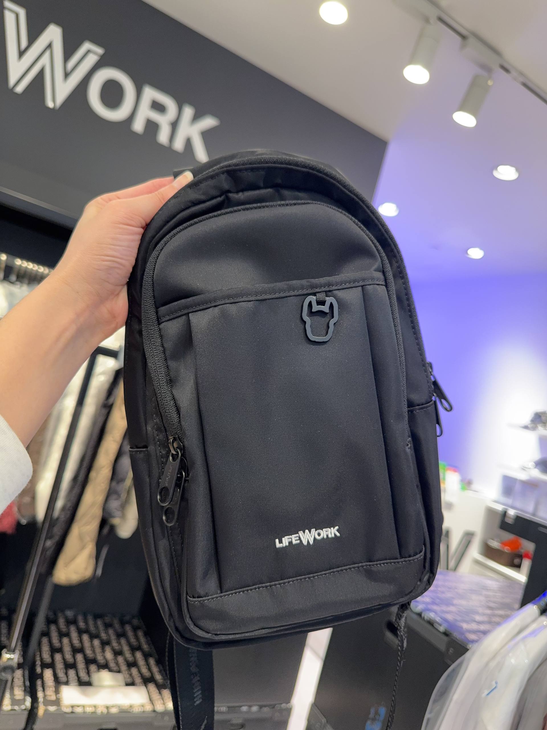 🇰🇷Lifework 尼龙胸包✨