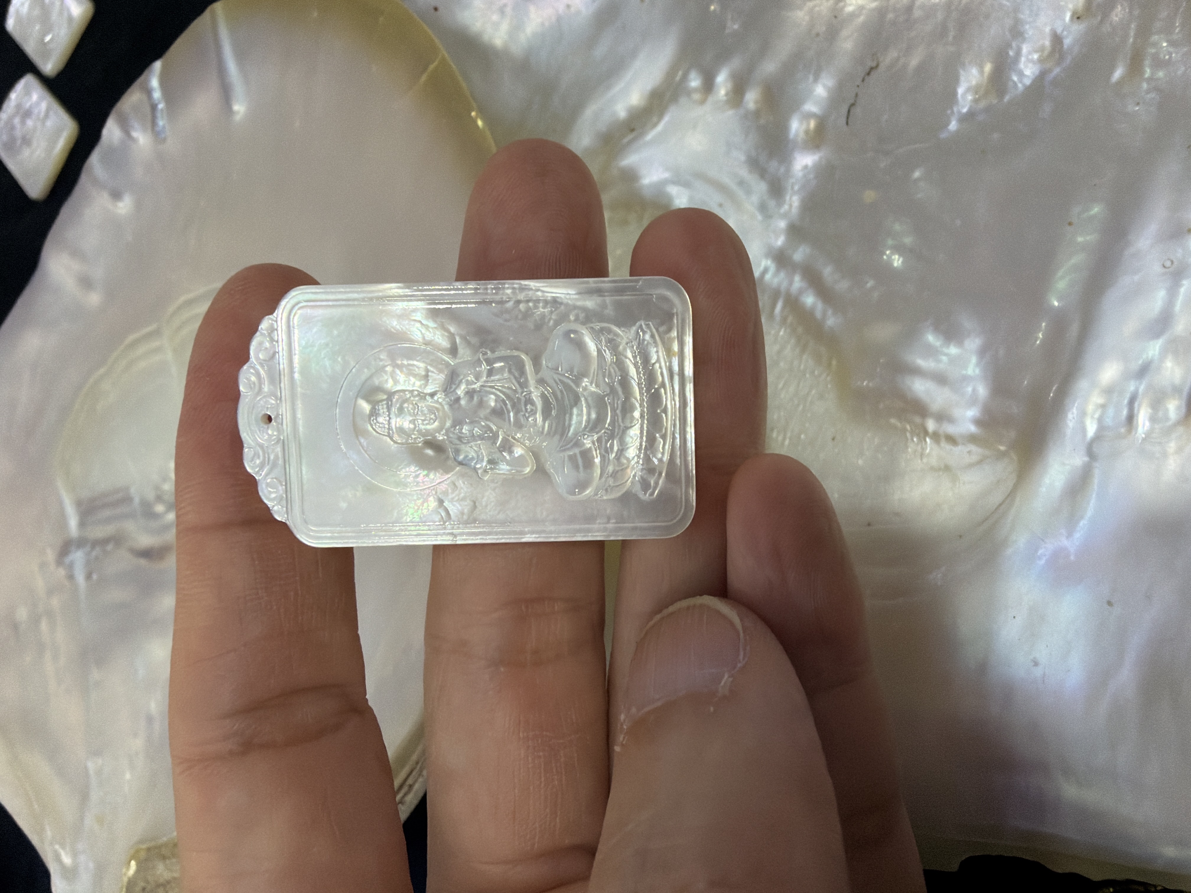 農曆新年巨獻（30%off) 印尼純天然白貝母精雕 #25屬狗守護 阿彌陀佛4*2.3cm（會加持配頸繩）