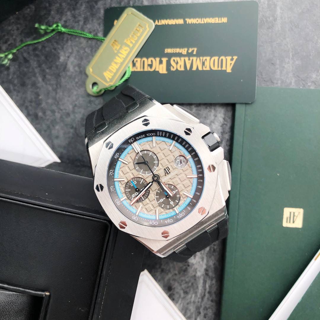 皇家橡树 - 爱彼AP 26400系列 44毫米直径 市面上最好版本的超级复刻 柔软硅胶带 皇家橡树离岸型 男士全自动机械腕表 ，316L精钢表壳 ，搭配原装复刻定制机芯Cal.3126全自动机械机芯 走时精准 稳定，透视后盖 裸露的机芯跟正品一模一样，反炫光蓝宝石玻璃 ，超级耐划痕，搭配原厂模具橡胶表带，原装针扣 ，300米防水，整壳套超高品质，超A做工，非市场普通货，货有所值 ，硬汉必备神器，爱彼入门级腕表 强烈推荐，制作耗时又耗精力，尽可能把最精至的腕表呈现给各位腕表爱好者。