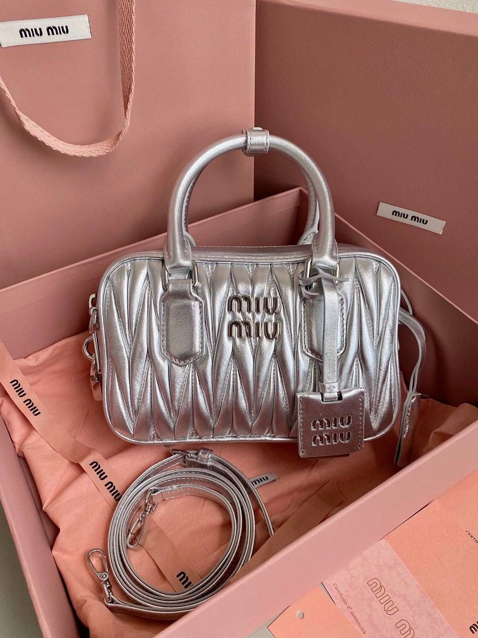 🈶银色小号， 𝗠𝗶𝘂𝗠𝗶𝘂褶皱保龄球小方包 火爆全网都不用多说，人手一只的程度 我们用的是进口小羊皮！非国产皮料 肉眼可见的细腻，软软糯糯触感非常好！ 他家经典独特的褶皱工艺，是要有一定厚度 底料太薄了都做不出它的饱满和弹性 更不是市场通货干瘪瘪的褶皱，实在太假 我们新合作的老师傅在这细节上扣的很认真 一缕一折都有zp的神韵，且做到对版！！ 追求高品质的来🔥⚡️ 13×19×6m #F0012m