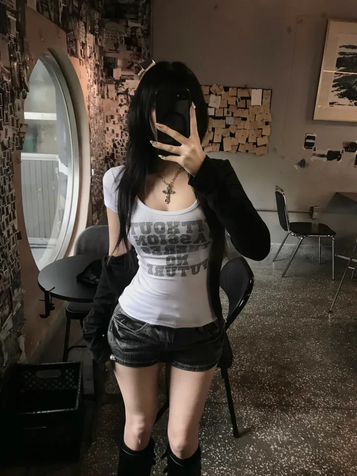 Ribbed Scoop Neck Graphic Top
