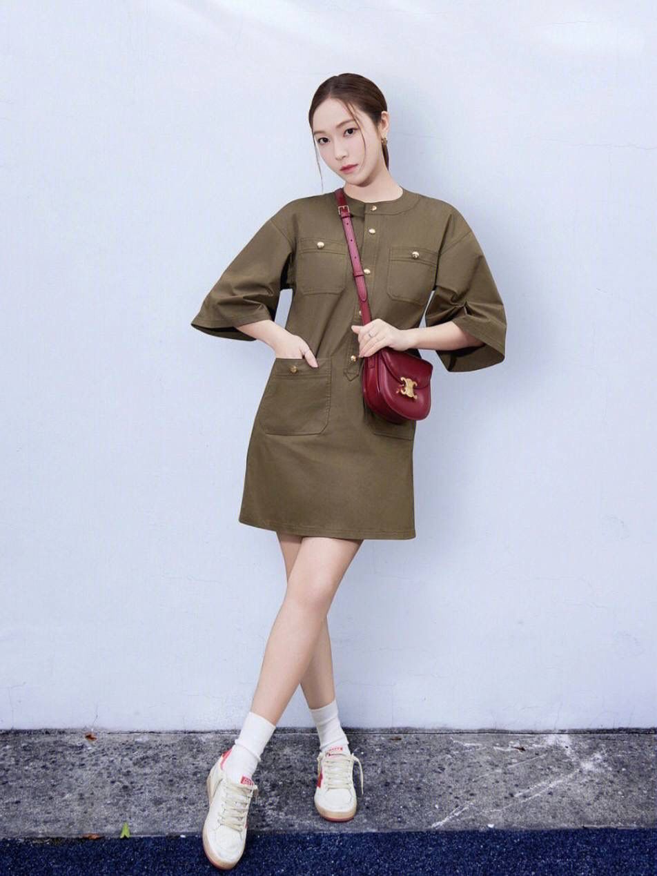 🔥大货实拍图 𝗖𝗘𝗟𝗜𝗡𝗘 ♥ 𝗧𝗘𝗘𝗡 𝗕𝗘𝗦𝗔𝗖𝗘肩带马鞍 型号：110413 尺寸：18.5*16*6cm 洋红色气场全开！红金配色太好看啦！快年底了，需要婚包，生日礼物、圣诞节、新年、本命年等等找红色包包的小伙伴千万不要错过哦！