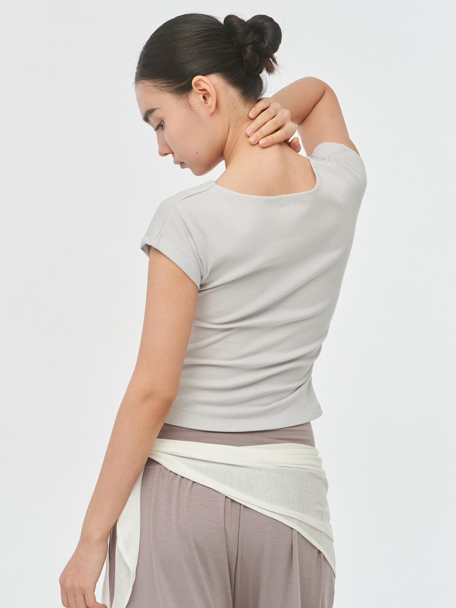 預購_V-neck Ribbed Shirred T-shirt by Conch