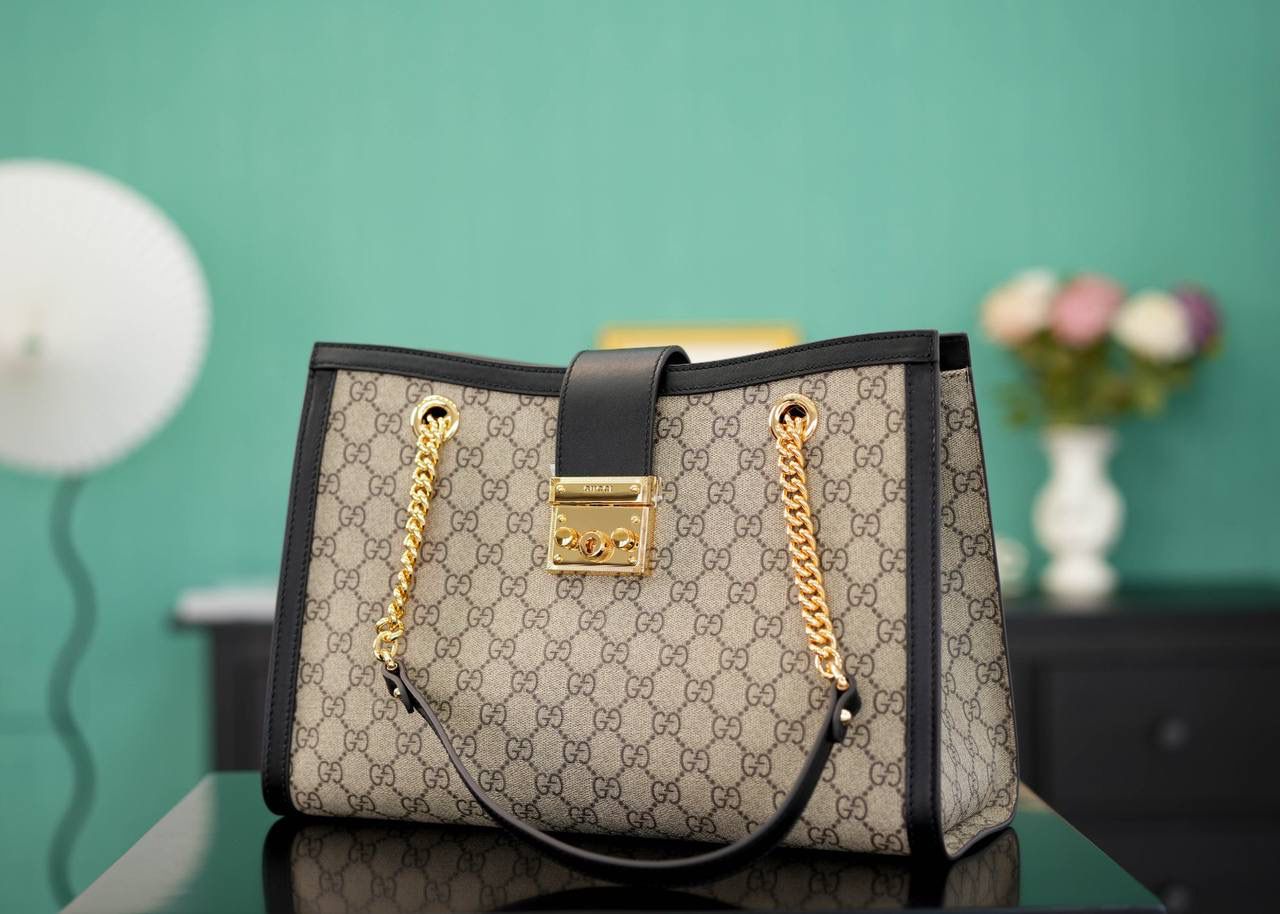 🥯Padlock系列GG中号肩背包 老花黑色 35cm 休闲、随意、有范 且非常大牌的款真的非Padlock这款购物袋不可 这个尺寸比较通勤风一些，大容量 包身轻便，非常适合上班族！ 官方款号 479197 尺寸：35x23.5x14cm