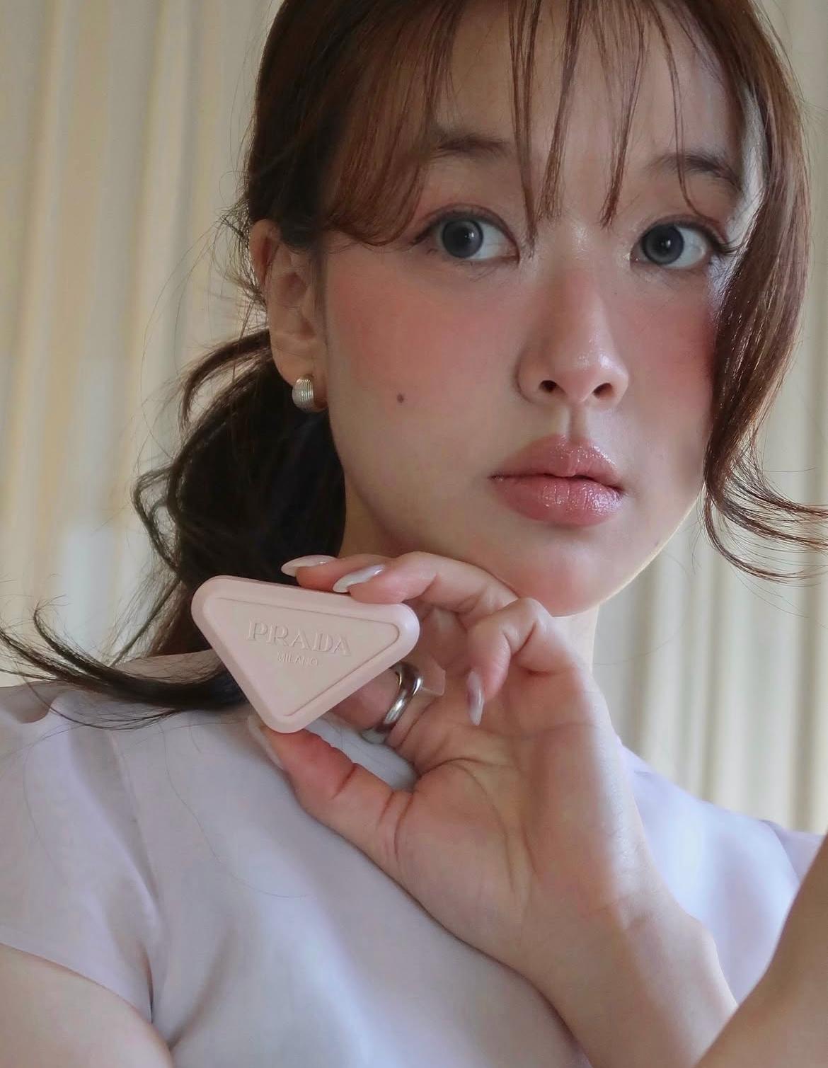 Prada Beauty 新推出的 Prada Touch 轉粉多用途腮紅膏（色號：P72 DAHLIA）