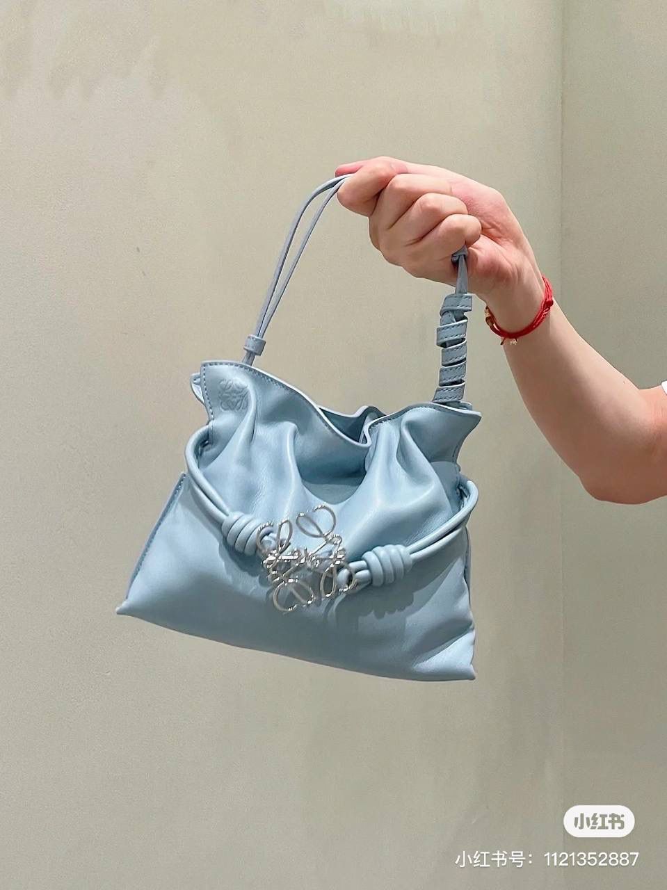 Flamenco clutch-NEW ✦迷你✦ 尺寸：𝟐𝟐.𝟓-𝟏𝟖-𝟗𝐜𝐦 型号：052030灰蓝色 ❤️mini flamenco clutch bag 可手拿亦可优雅斜挎 云朵般温暖亦轻盈的造型如此简单，💯耐看💯不会out的款式！ ❤️包袋采用进口小牛皮，手感如羊皮般细腻柔软，却比羊皮更加结实耐用，麂皮内衬 ❤️品牌标志性绳结设计，收紧袋口就是小福袋造型，超Q，看着不大实际超会装😇