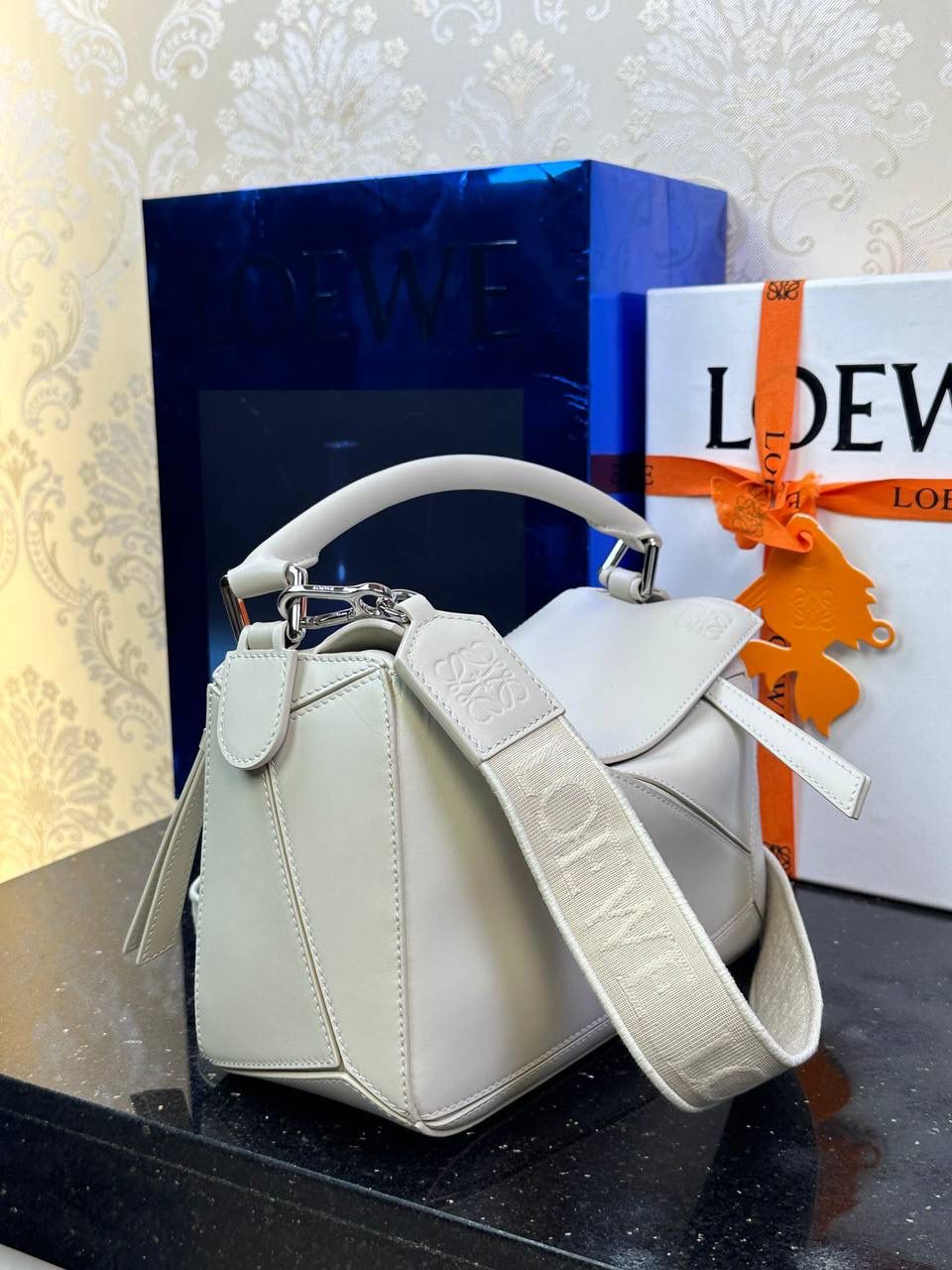 🅰️小号 𝗣𝘂𝘇𝘇𝗹𝗲最新版本❤️ ——（缎面/织带款） ✅经典拼图系列，不规则立体几何设计，最具辨识度的立体廓形和几何美学，顶级进口小牛皮搭配德国沙菲线，独家定制五金，𝗬𝗞𝗞拉链拉头 ✅容量超大，颜值高，四季百搭，新款自带可拆卸𝗟𝗢𝗘𝗪𝗘织带宽肩带‼️ 尺寸：𝟐𝟒-𝟏𝟎.𝟓-𝟏𝟔.𝟓𝐜𝐦 款号：061609织带款海盐白