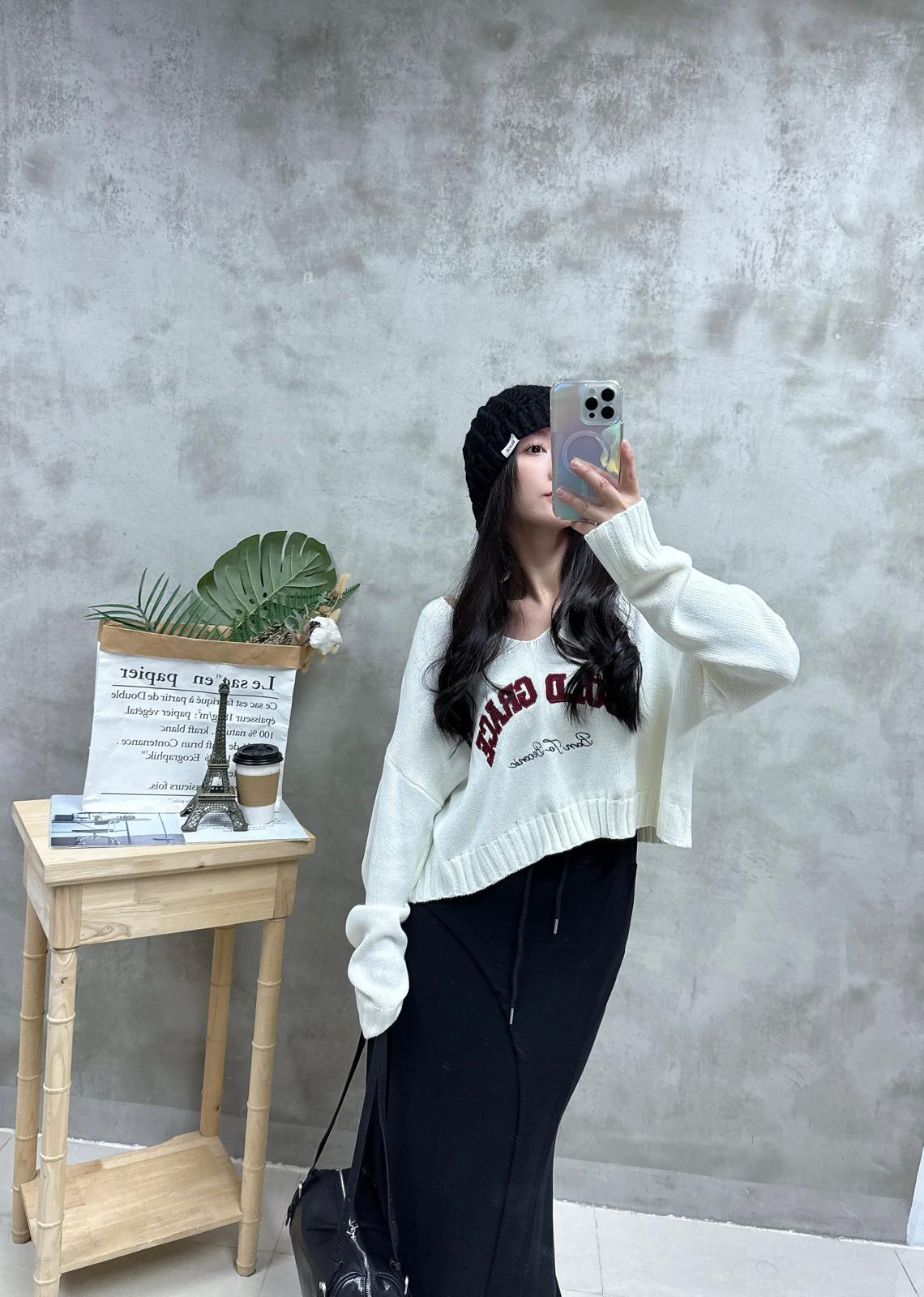 H03 V領刺繡針織Top