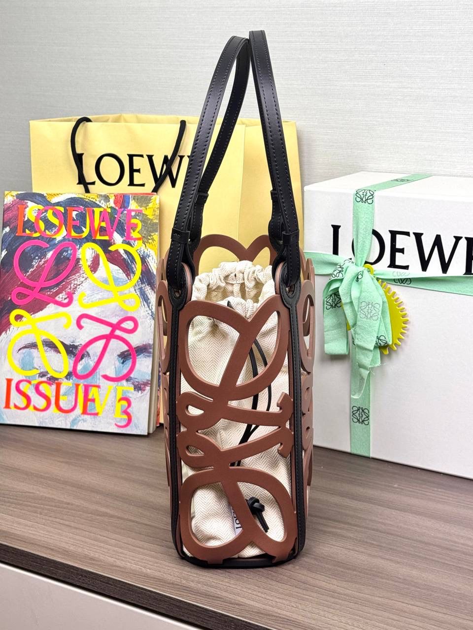 📍小号𝘼𝙣𝙖𝙜𝙧𝙖𝙢 𝙏𝙤𝙩𝙚镂空包 —【棕色到货😍】 编码：652210 尺寸：𝟑𝟐-𝟏𝟐-𝟐𝟓.𝟓𝐜𝐦 ❤️以品牌经典Anagram图案镂空牛皮革制成•搭配牛皮革提手肩带和人字形棉帆布束带内袋。 ❤️可肩背或手提。包包自重轻•容量大•优雅与洒脱•自由切换。