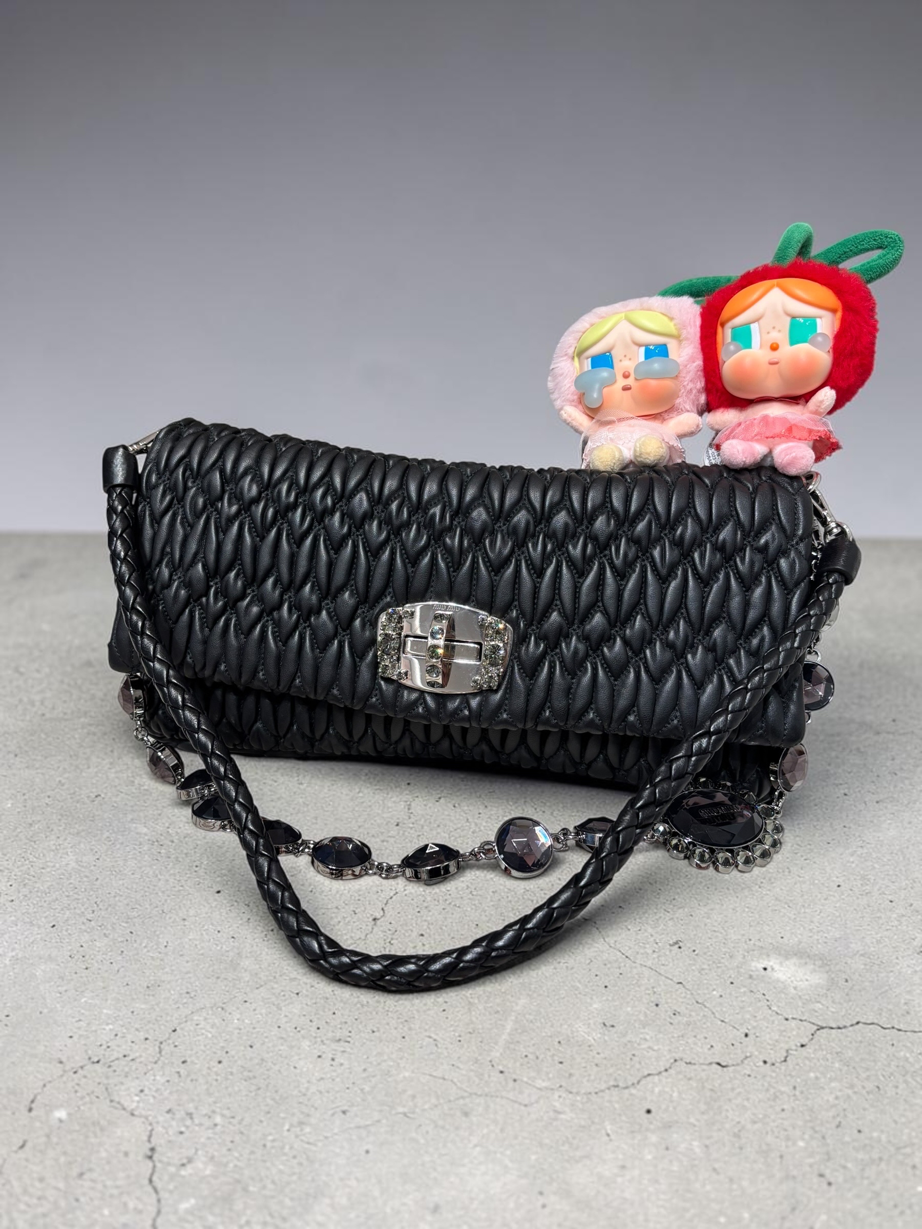 Miu miu shoulder bag  100%Authentic,95%new ✅dust bag   Size: W28*H14*D4cm