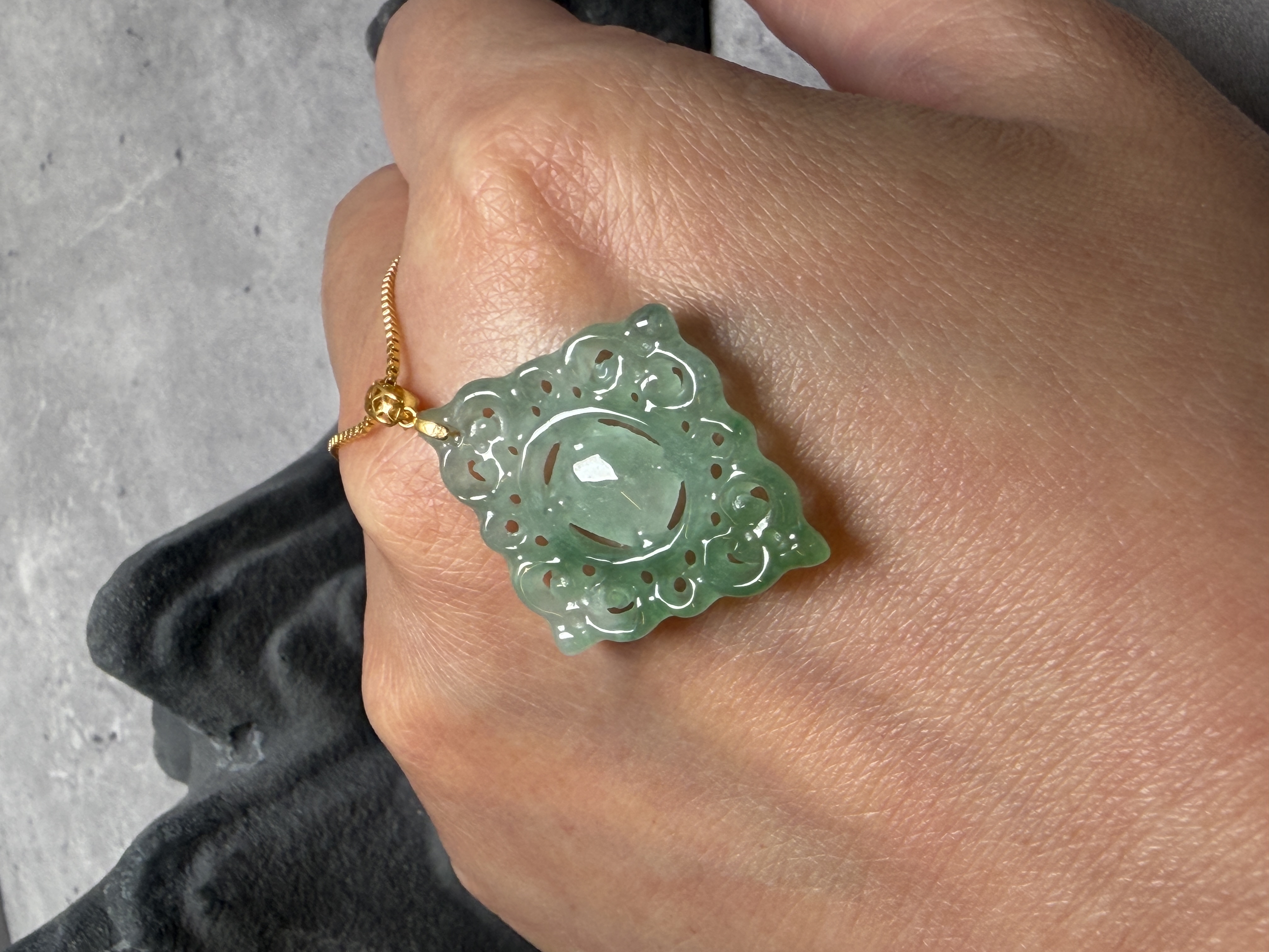 龍紋鏤空翡翠18K吊墜