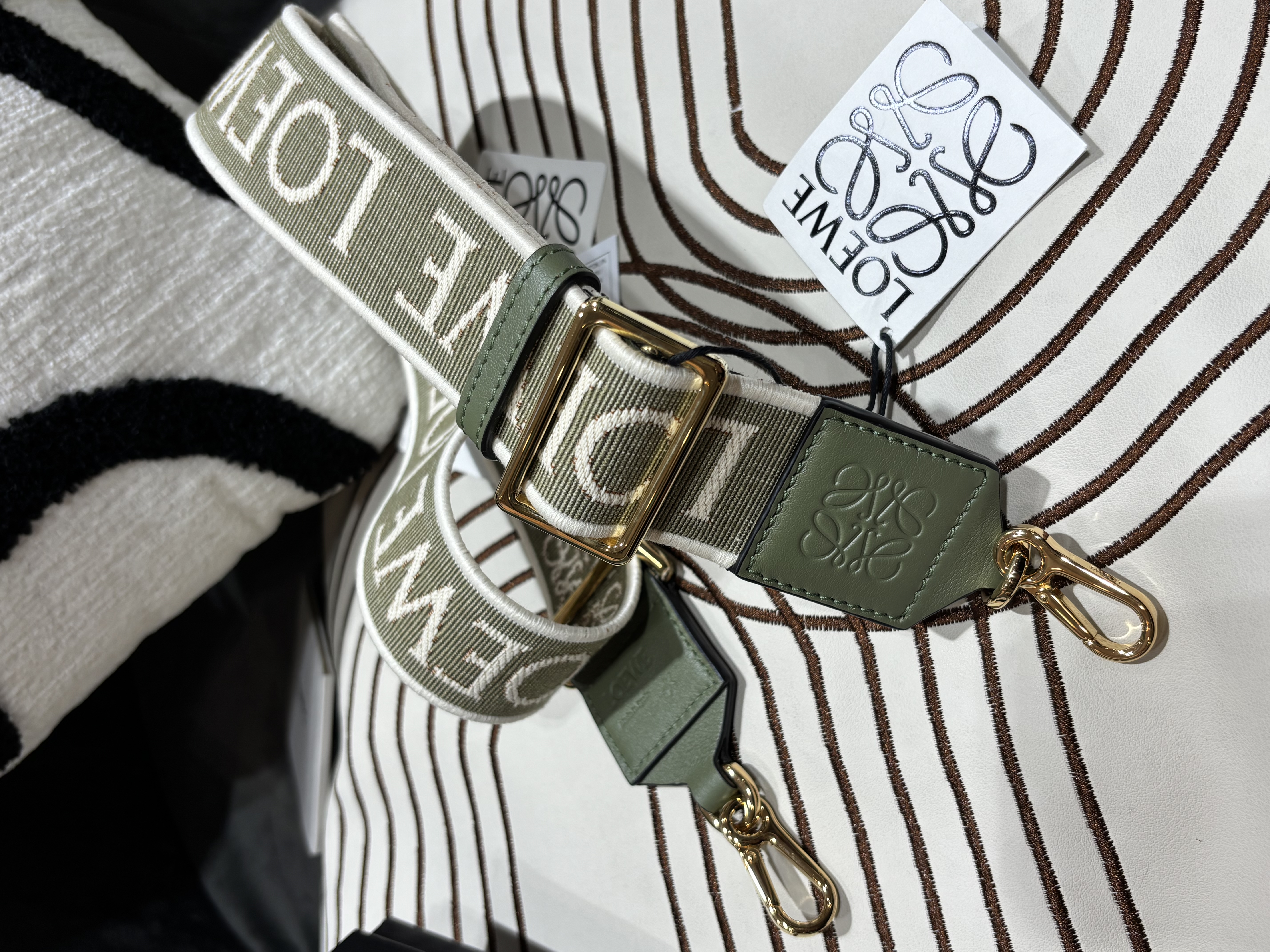 全新 Loewe strap Size: 65-105cm 100%Authentic, 100%New全新