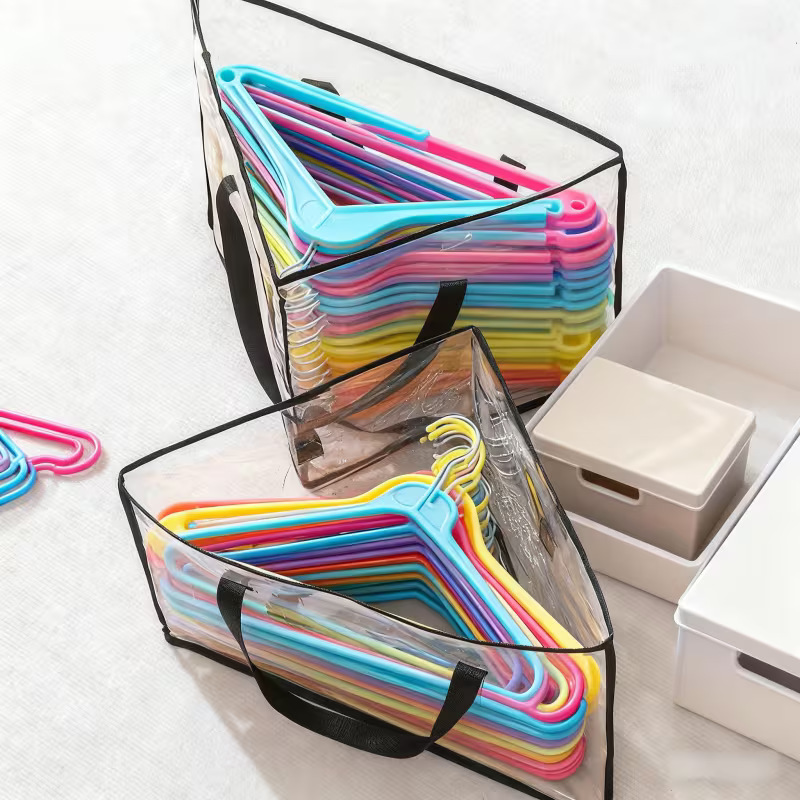 [收納神器＋透明方便睇]$48組2個。🖤透明收納手提袋｜衣櫃整理神器✨屋企成日亂？衣架、衣服、被鋪一堆堆？呢款真係幫你一次過搞掂👏