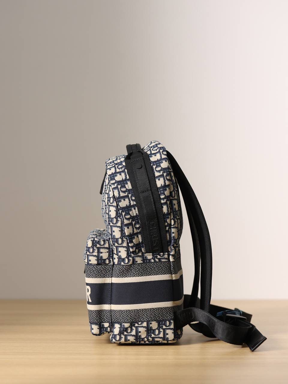 小号DIORTRAVEL 👜✨ 双肩背包蓝色提花面料 Oblique 印花 这款 DiorTravel 双肩背包巧妙融合 Dior 的标志性细节与时尚而实用的设计。 采用蓝色提花防水科技面料精心制作，通体饰以 Oblique 印花，正面饰以醒目的“CHRISTIAN DIOR”标志。 宽敞的主隔层设有拉链，可轻松打开，便于收纳和取用各种日常用品。 可手提、肩背或双肩背，搭配手柄和肩带。 尺寸：23 x 10 x 30cm