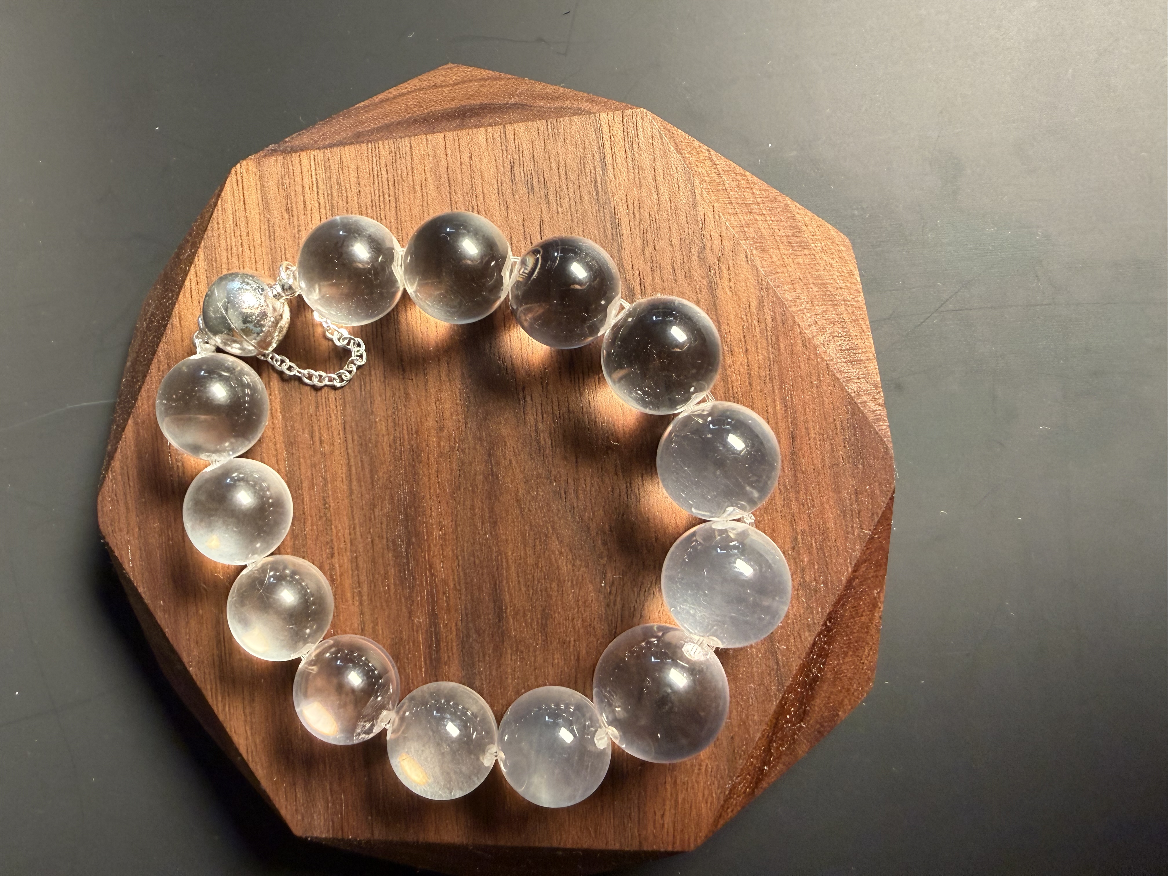 牛鼻孔白水晶磁吸手串 （14至16mm） (Option 1)