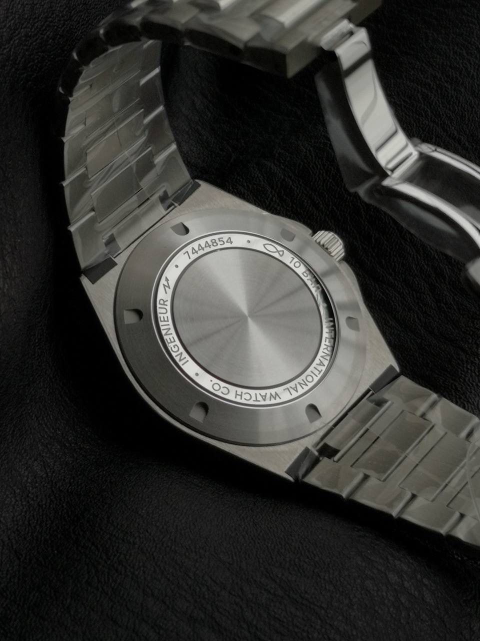 全新工程师自动腕表40 “牛油果”限量款（IW328908），灵感源自《F1®》电影布拉德·皮特佩戴定制表，全球限量1000枚。 采用精钢表壳与表链，“网格”纹饰绿色表盘饰以金质镶贴时标，精妙复刻影片中角色的配色美学。 绿色表盘源于布拉德·皮特的个人标志，搭配“网格”纹理和功能性螺丝表圈，凝练工程师系列的结构语言，致敬IWC万国表与F1赛车运动的长久友谊。