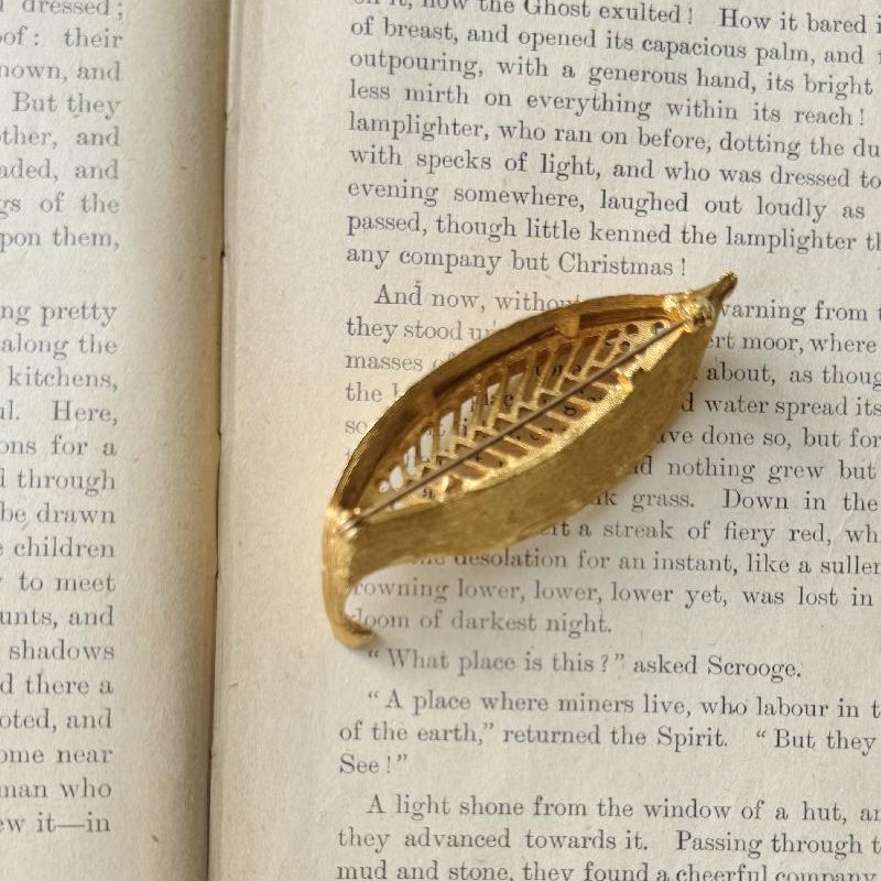 VintageRare! C.a. 1950s Designer Quality Textured 3-Dimensional Golden Leafy Brooch (MT2298-7)