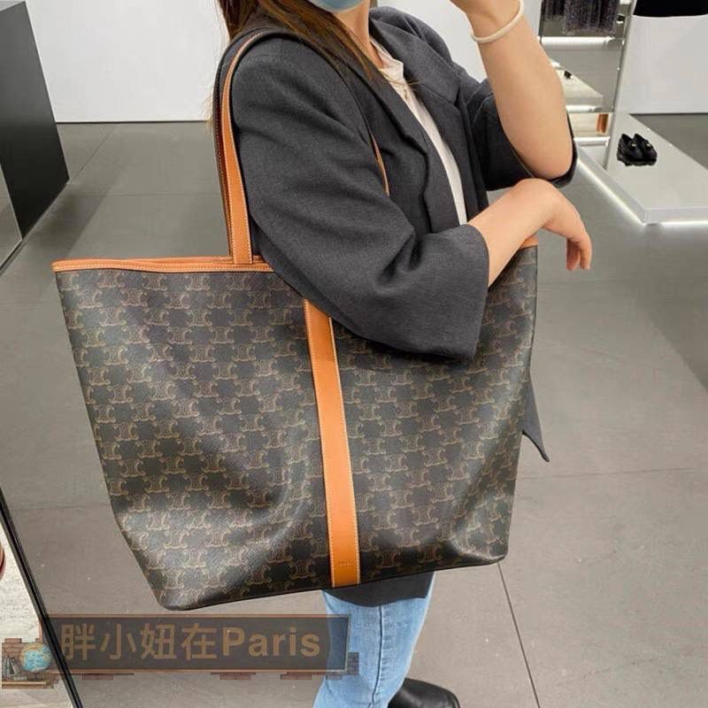 🔥大货实拍图 𝗖𝗘𝗟𝗜𝗡𝗘♥𝗧𝗥𝗜𝗢𝗠𝗣𝗛𝗘 𝗖𝗔𝗡𝗩𝗔𝗦购物袋 型号：191112 尺寸：30*37*22cm CELINE老花购物袋💁‍♀️不想和人撞包的妹子们可以考虑这款哦！经典的老花设计，简单又耐看，低调而不张扬，包包是磁扣开合，使用起来也很安全！