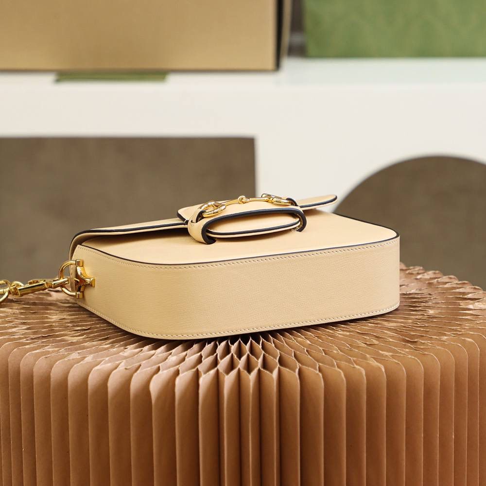 ▪️𝐇𝐨𝐫𝐬𝐞𝐛𝐢𝐭 𝟭𝟵𝟱𝟱 𝐌𝐢𝐧𝐢 #658574#正品皮▪️ 🔳尺寸：20.6*14.4*5.1cm🔳 马衔扣𝐇𝐨𝐫𝐬𝐞𝐛𝐢𝐭 𝟭𝟵𝟱𝟱系列， 这一届的𝐌𝐢𝐧𝐢马鞍包风格，增添了混搭格调， 配有两条不同的肩带， 配皮肩带呈现出了优雅低调， 与红绿肩带完全不同的感觉， 红绿肩带呈现了强大的品牌标志性的味道！ 全皮系列更加加分， 给人留下了更加低调优雅知性的味道！简直太香了！🔥🔥