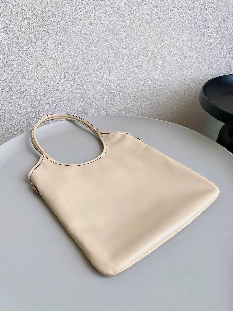 🈶沙米色 𝗠𝗶𝘂𝗠𝗶𝘂托特 拯救衣柜大爆款来了！ miu家最最最种草的一只大包 轻便 百搭又实用，出gai年度top☝🏻 要抢疯了的节奏，真的超爱 ！！快冲 35×40cm #F0110m