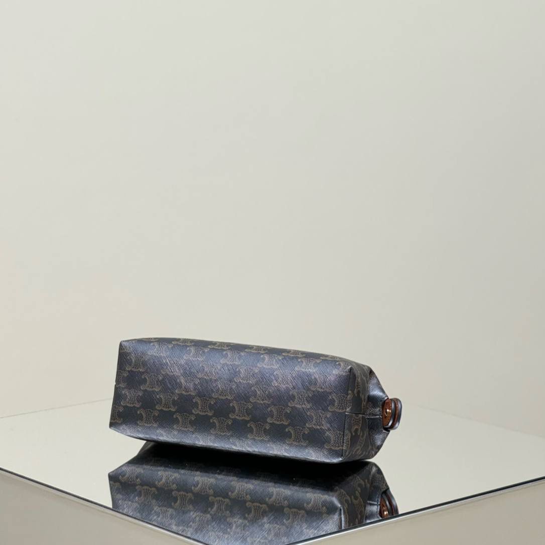 🔥大货实拍图 𝗖𝗘𝗟𝗜𝗡𝗘 ♥️ 𝗧𝗥𝗜𝗢𝗠𝗣𝗛𝗘手拿包 型号：100772 尺寸：24*8.5*15cm CELINE老花系列又新晋一款手包，容量很足够，试过手抓起来不会扁扁塌塌的感觉💫