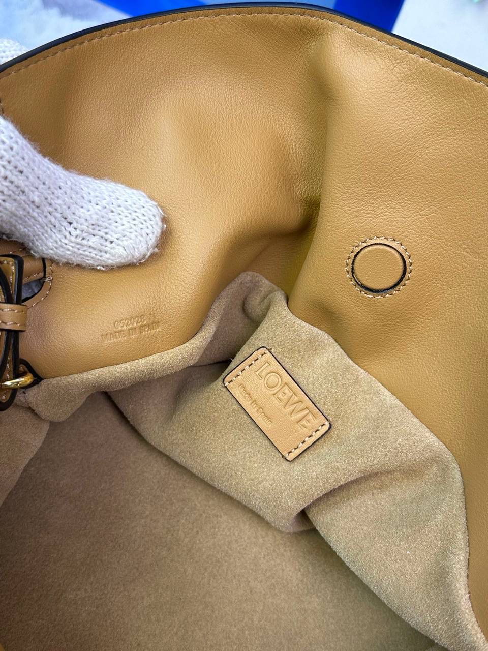 Flamenco clutch✦中号✦ 尺寸：𝟑𝟎-𝟐𝟒.𝟓-𝟏𝟎.𝟓𝐜𝐦 型号：052028 棕色 ❤️flamenco clutch bag可手拿亦可优雅斜挎 云朵般温暖亦轻盈的造型如此简单，💯耐看💯不会out的款式！ ❤️包袋采用进口小牛皮，手感如羊皮般细腻柔软，却比羊皮更加结实耐用，麂皮内衬 ❤️品牌标志性绳结设计，收紧袋口就是小福袋造型，超Q，看着不大实际超会装😇