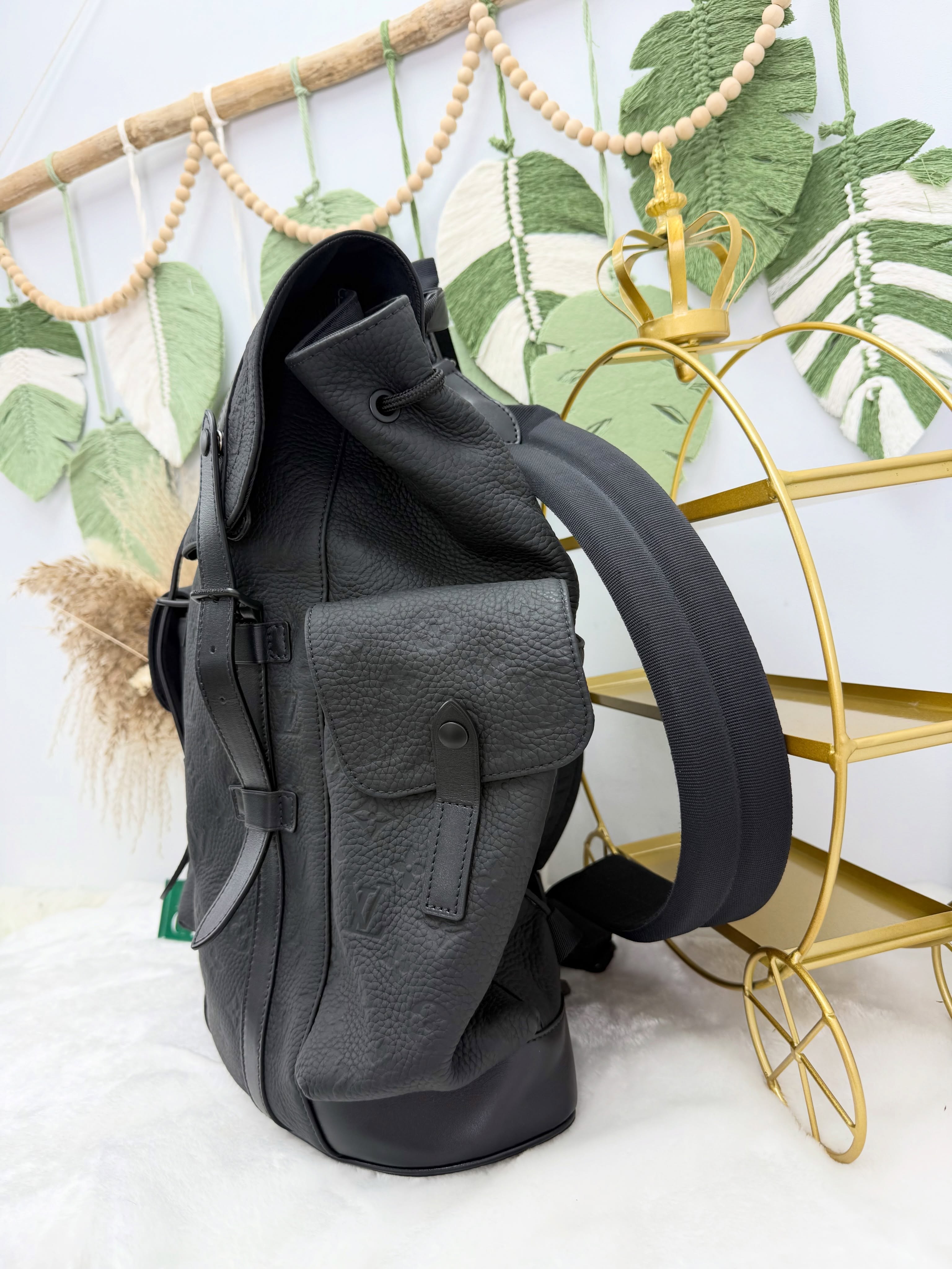 Lv👜 PRE OWNED 🛍️黑武士壓花書包 有塵袋🖤新款