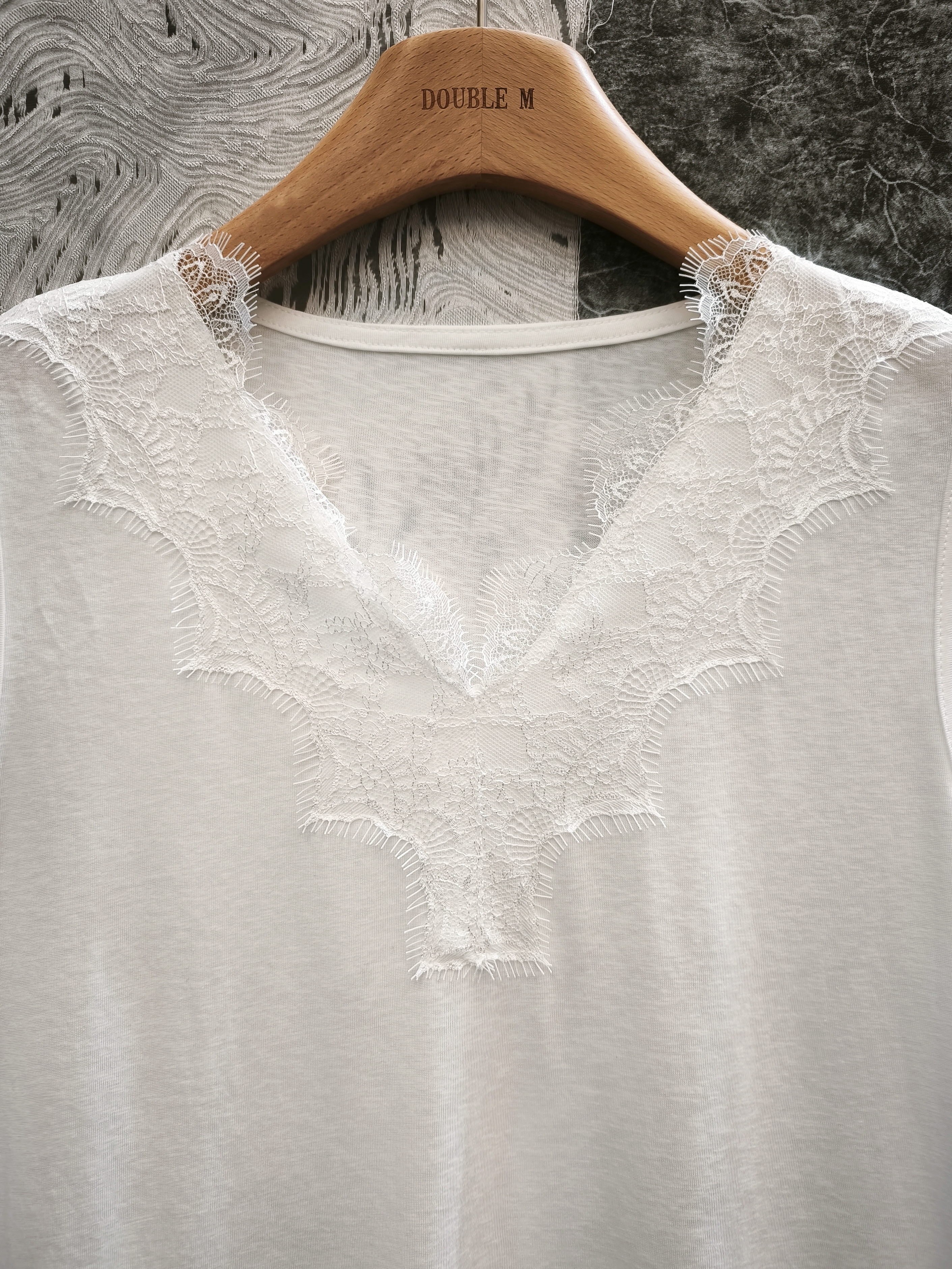 百搭蕾絲V領打底