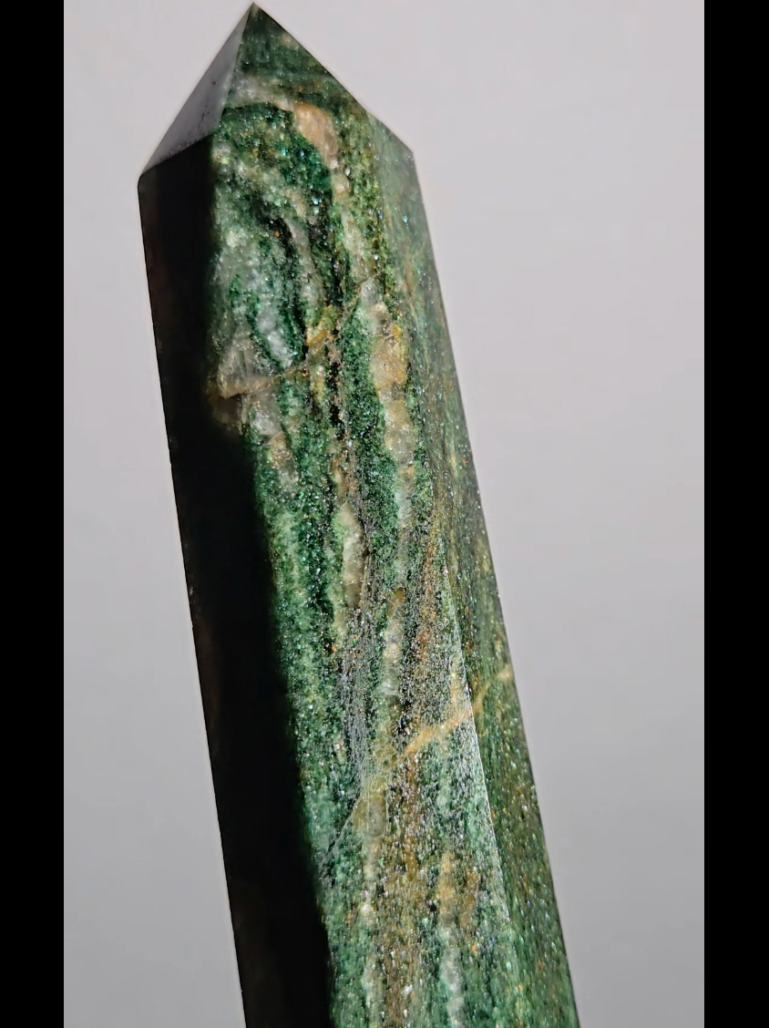 Green mica in fuchsite tower with natural marbling - MCA72