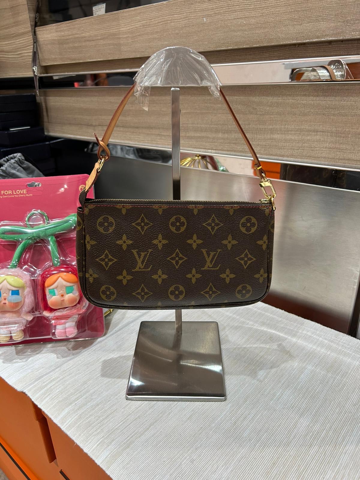 Lv Takashi Murakami Monogram Cherry Pochette Accessoires 單肩包（limited edition ） 100%Authentic, 98%New