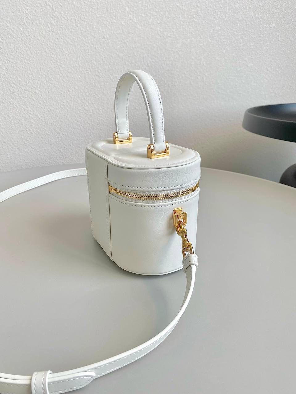 🈶白色小号 𝗗𝗜𝗢𝗥 𝗦𝗶𝗴𝗻𝗮𝘁𝘂𝗿𝗲 𝗩𝗮𝗻𝗶𝘁𝘆 化妆盒 全新系列一出直接萌翻天，很难不火 通常在金属包扣或链条装饰的CD字母 这次当了回主角，直接放大像极了猪鼻子 压印浮雕质感和字母的立体弧度，好高级 成了包身上一眼就能看到的重点元素 手提手柄系个小丝巾，简直不要太可爱 拆卸可调节肩带日常随意搭配出街 小巧不臃肿，都去冲 16×11×9.5cm，#8101m