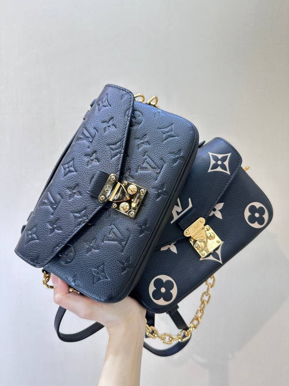 L*V 新款Metis East West系列全皮邮差包！👜✨ 这一届新款的黑马，终于理解它为什么难买了~迷你小巧的造型，经典复古风情浓浓！一见钟情的小王炸，包身保留经典的邮差包造型，通体压纹牛皮，增添更多的复古时髦感，百搭显气质的小邮差包，搭配大衣巨显得气质～神仙尺寸，神仙颜值，不仅精致时尚，可以通勤可以休闲！ 小邮差我真的会为它动容！ 尺寸：21.5/13.5/6cm M46596 黑色丝印 M46595 黑色压花