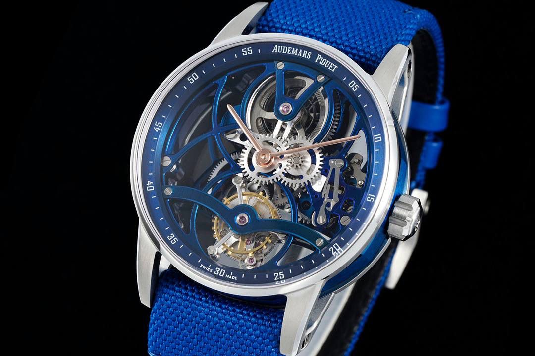 🚀爱彼最新款陀飞轮镂空腕表Code 11.59系列 Ref.26600 推出双拼色复杂动感结构表壳。全新标志性双曲面水晶玻璃带来独特的视觉体验！💯 亮点1、匆匆一瞥无法体现 Code 11.59 系列的复杂性和令人印象深刻的工艺。它看似圆形的表壳搭配纤薄的表圈，实则为大胆、并置的建筑形状的多面融合。为向品牌标志性皇家橡树表圈致敬，表壳中层为八角形，配有厚拉丝表带和抛光倒角。表耳也采用拉丝表面和抛光斜面，呈镂空设计。衔接表圈和底盖上，拱起保护着表壳中层。表壳中层与表圈、表耳和底盖之间的对比凸显了表壳的精致结构，表壳直径为 41 毫米。 亮点2、表盘由拱形双曲面蓝宝石水晶镜面保护，镜面高于明亮的抛光表圈，镂空陀飞轮机芯一览无余。定制AP 2948 型机芯是一款多层手动上链陀飞轮机芯，垂直排列的机芯，陀飞轮位于 6 点钟位置，发条盒位于 12 点钟位置，为镂空带来令人愉悦的对称性。机芯优雅弯曲的桥板采用三种不同的灰色调，突出了深度，并与浅灰色发条盒和齿轮系形成鲜明对比。内包头粒尼龙/皮表带，配小牛皮衬里 配备AP 针扣。