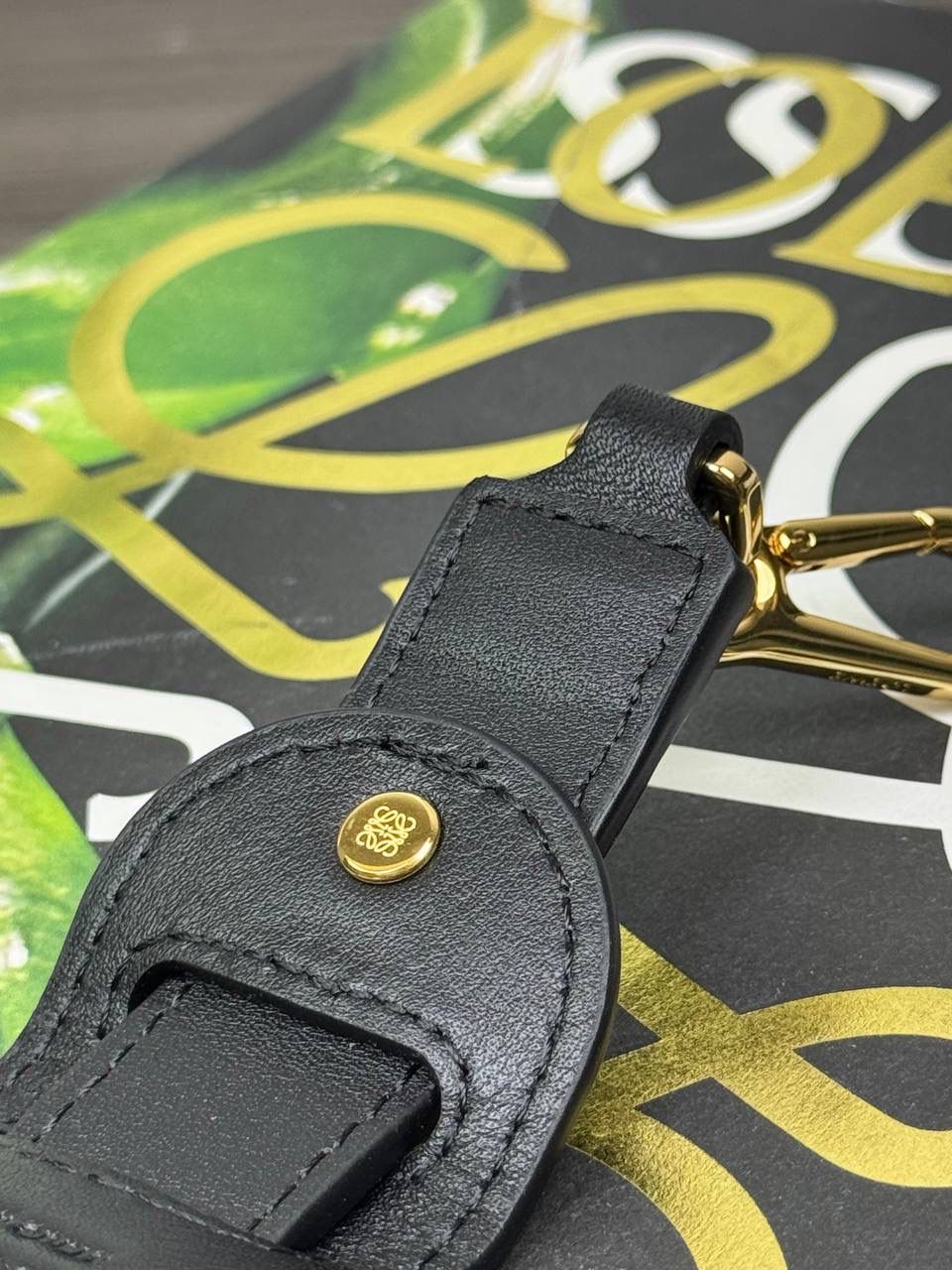 🎈新品牛皮可调节肩带 ➖➖➖➖【黑色】 编码：182323 尺寸：𝟏𝟒𝟑-𝟒.𝟓𝐜𝐦 撞色肩带绝绝子❤️正面饰品牌标志性Logo，调节长度为𝟖𝟎到𝟏𝟐𝟎𝐜𝐦